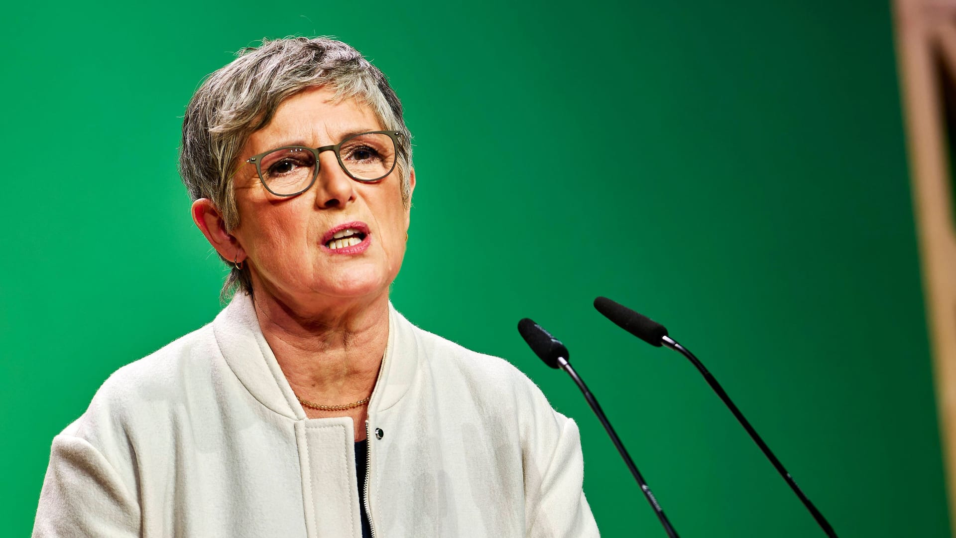 Britta Haßelmann während der Bundesdelegiertenkonferenz 2025 (Archivbild): Die Grüne erwartet in Bezug auf das geplante Sondervermögen Nachbesserungen im Bereich Klimaschutz.