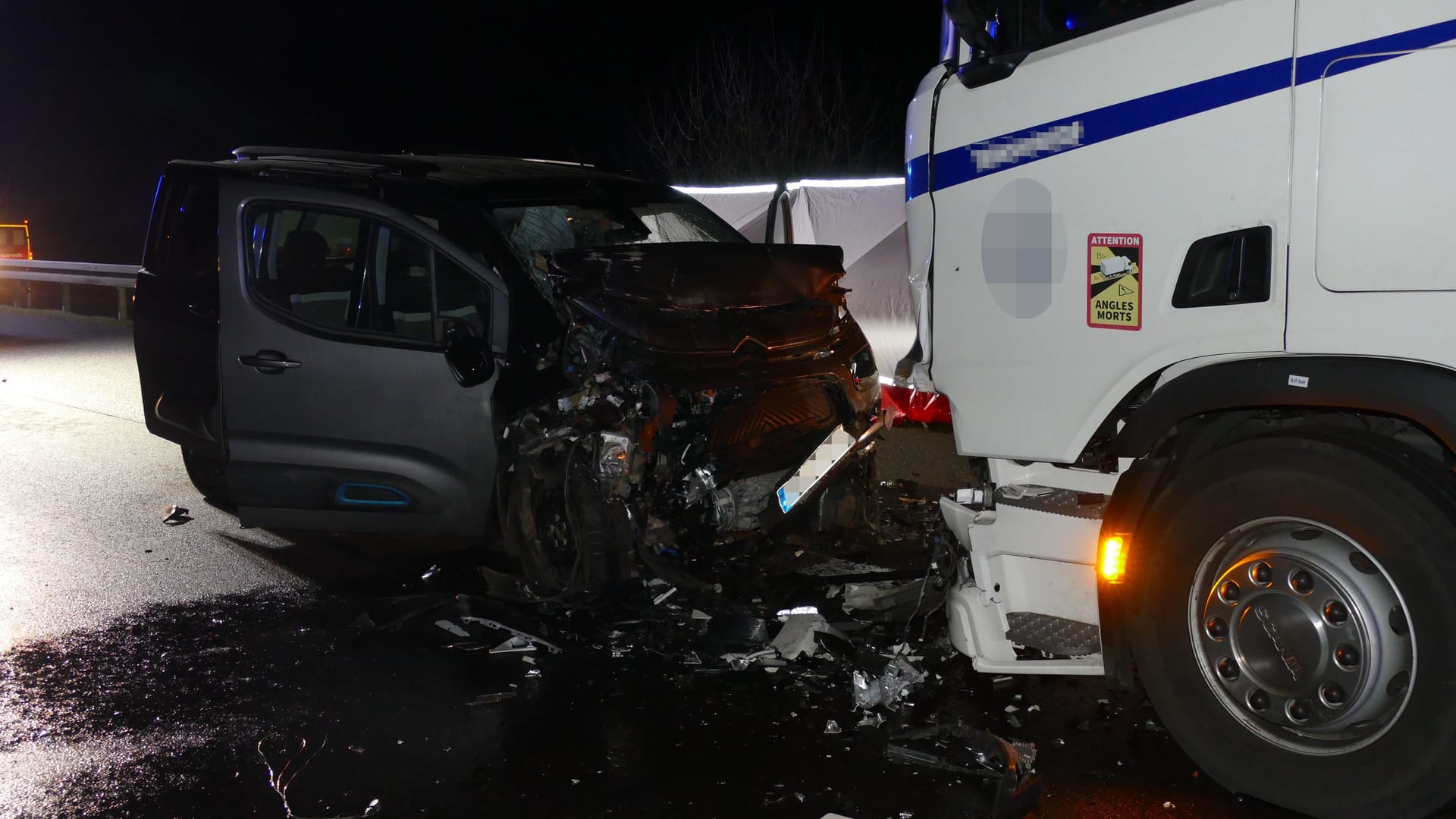 Das Wrack des Citroen an der Unfallstelle: Der Lkw-Fahrer blieb körperlich unverletzt.