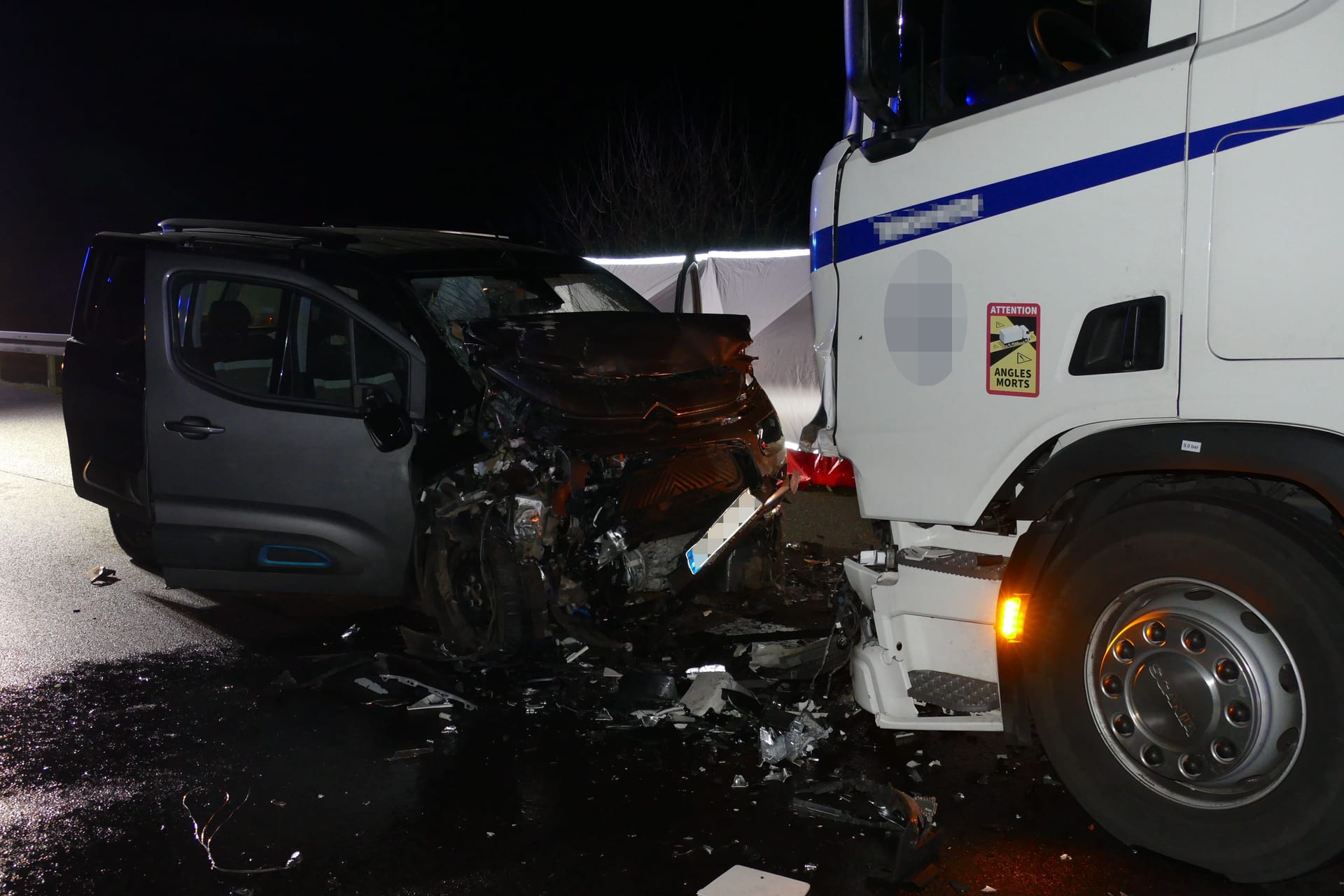 Das Wrack des Citroen an der Unfallstelle: Der Lkw-Fahrer blieb körperlich unverletzt.