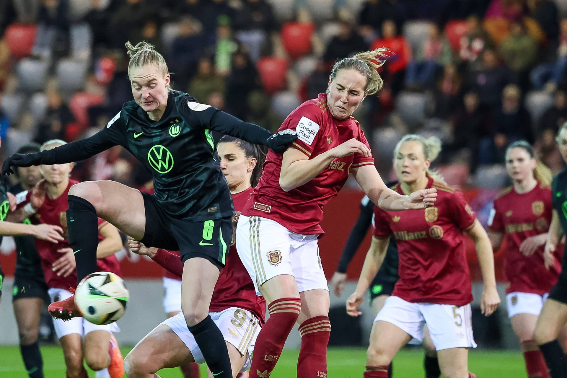 Zweikampf zwischen Janina Minge (am Ball) und Sydney Lohmann: Die Bayern wären mit einem Sieg sechs Punkte vom VfL weg.