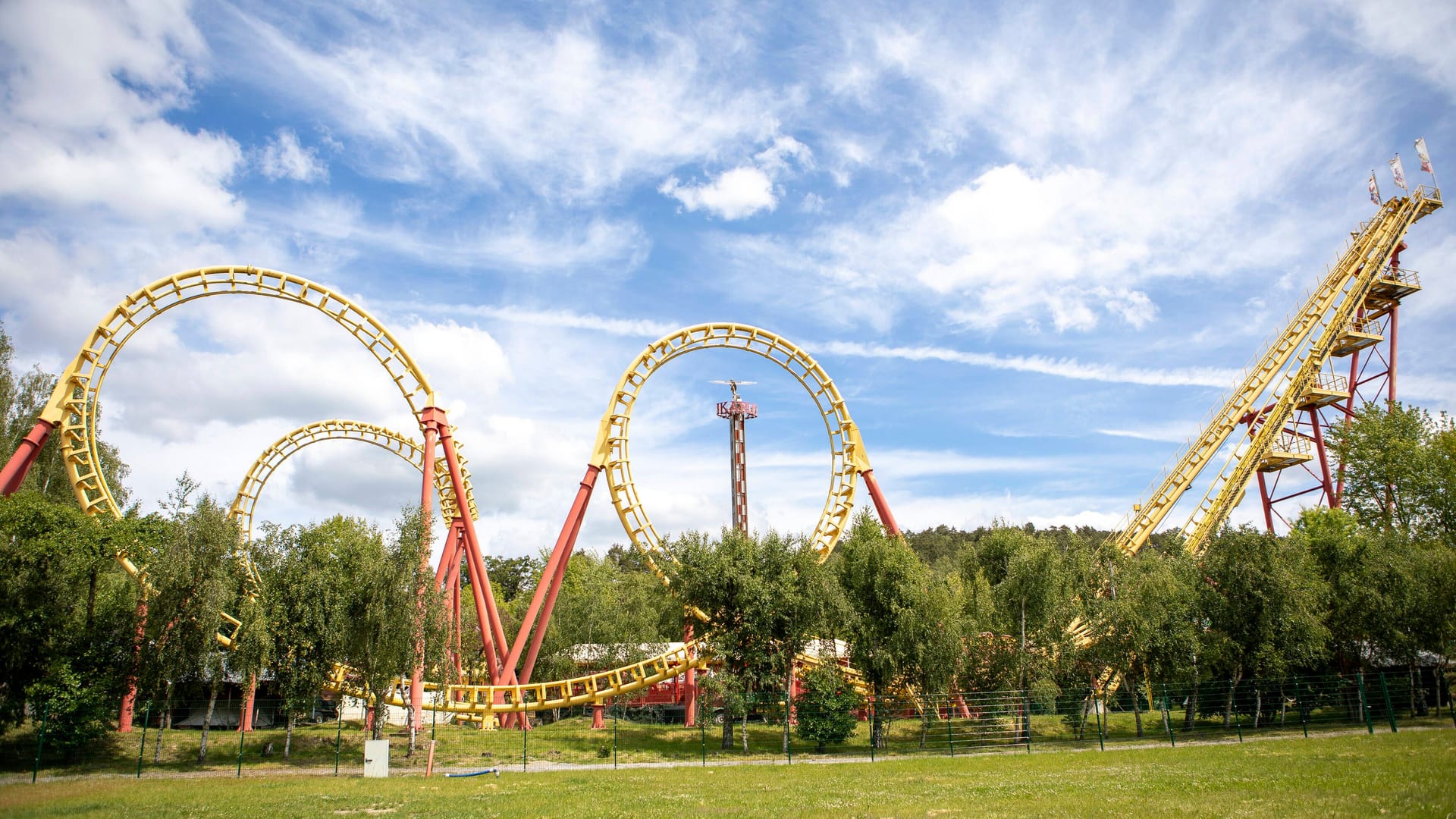 Eine der Achterbahnen (Archivbild): Der Freizeitpark bezeichnet sich selbst als den größten Bayerns.