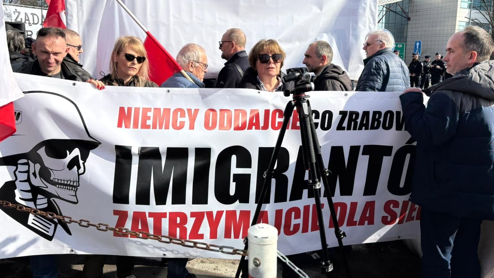 Polnische Nationalisten in der Grenzstadt Slubice: Die Aktion richtete sich dagegen, dass Deutschland angeblich Zuwanderer nach Polen schickt.