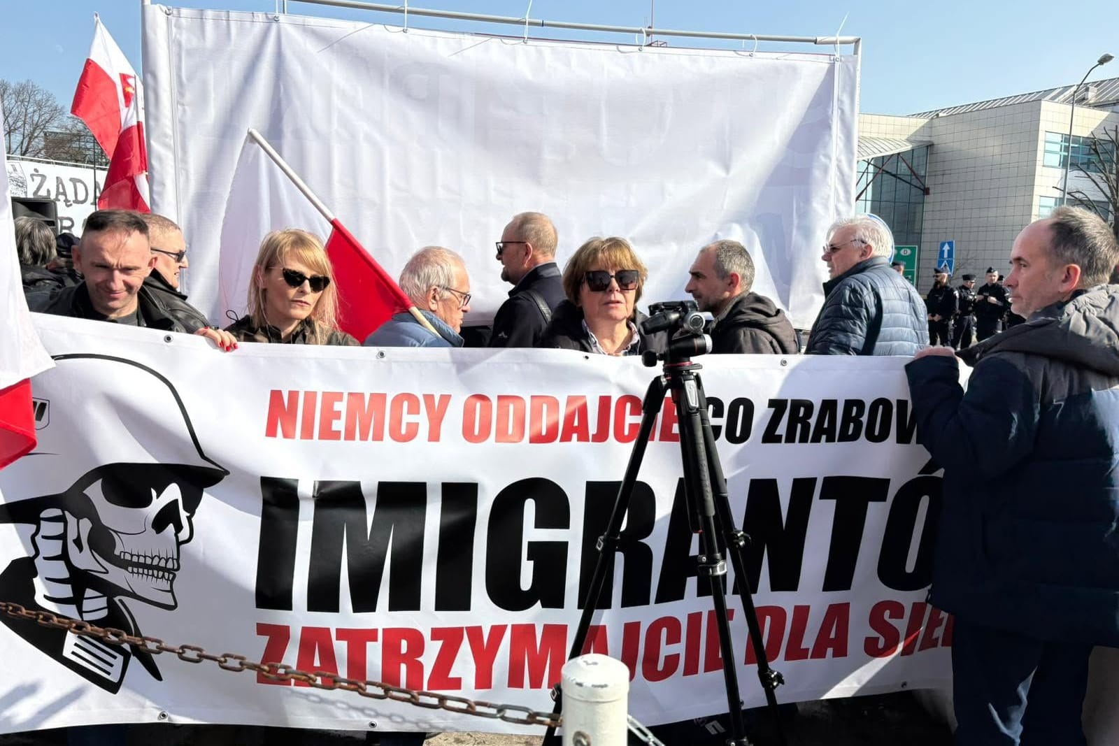 Polnische Nationalisten in der Grenzstadt Slubice: Die Aktion richtete sich dagegen, dass Deutschland angeblich Zuwanderer nach Polen schickt.