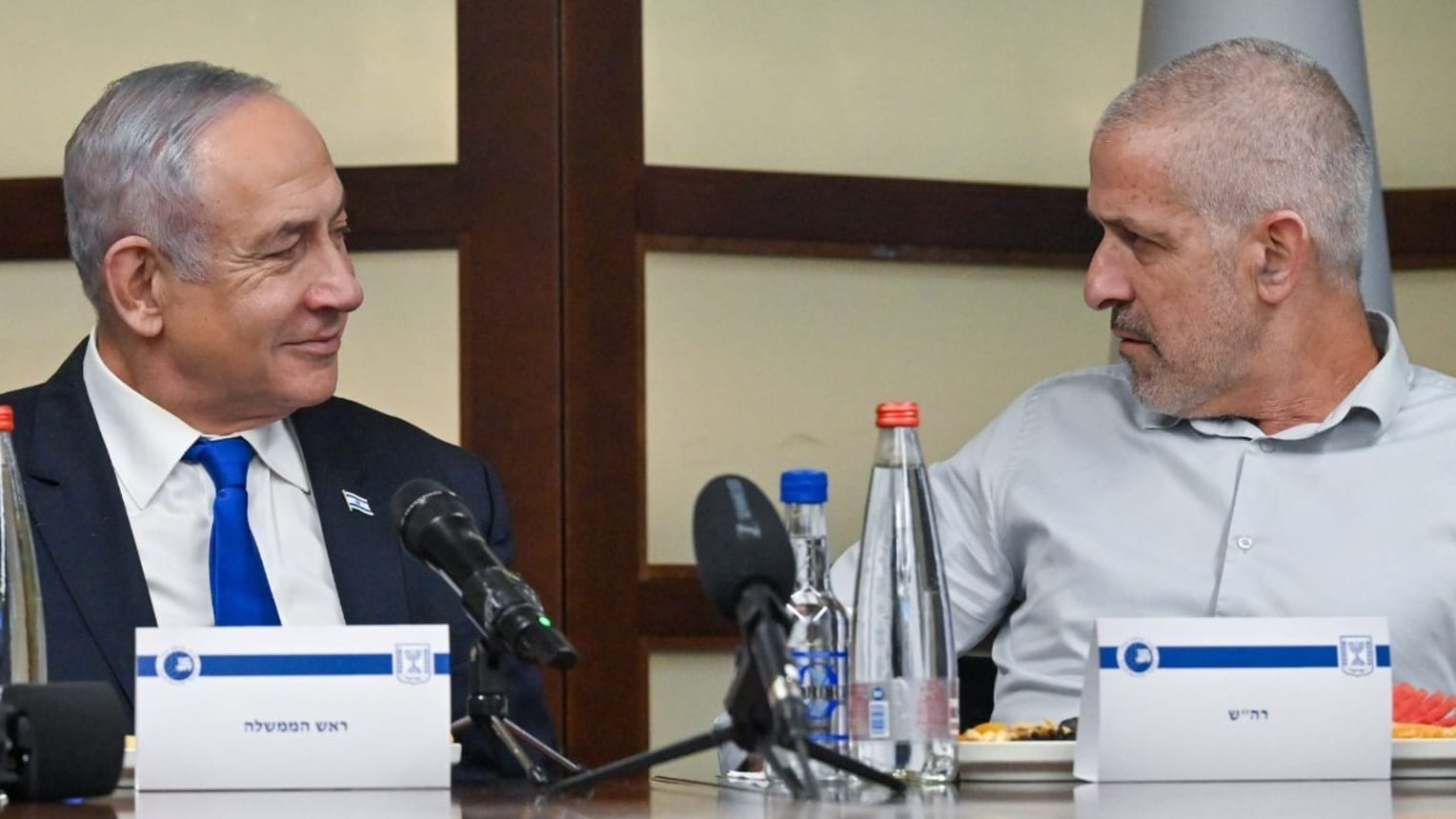 Benjamin Netanjahu (l.), Ministerpräsident von Israel, und Ronen Bar, Chef des Inlandsgeheimdiensts Schin Bet.