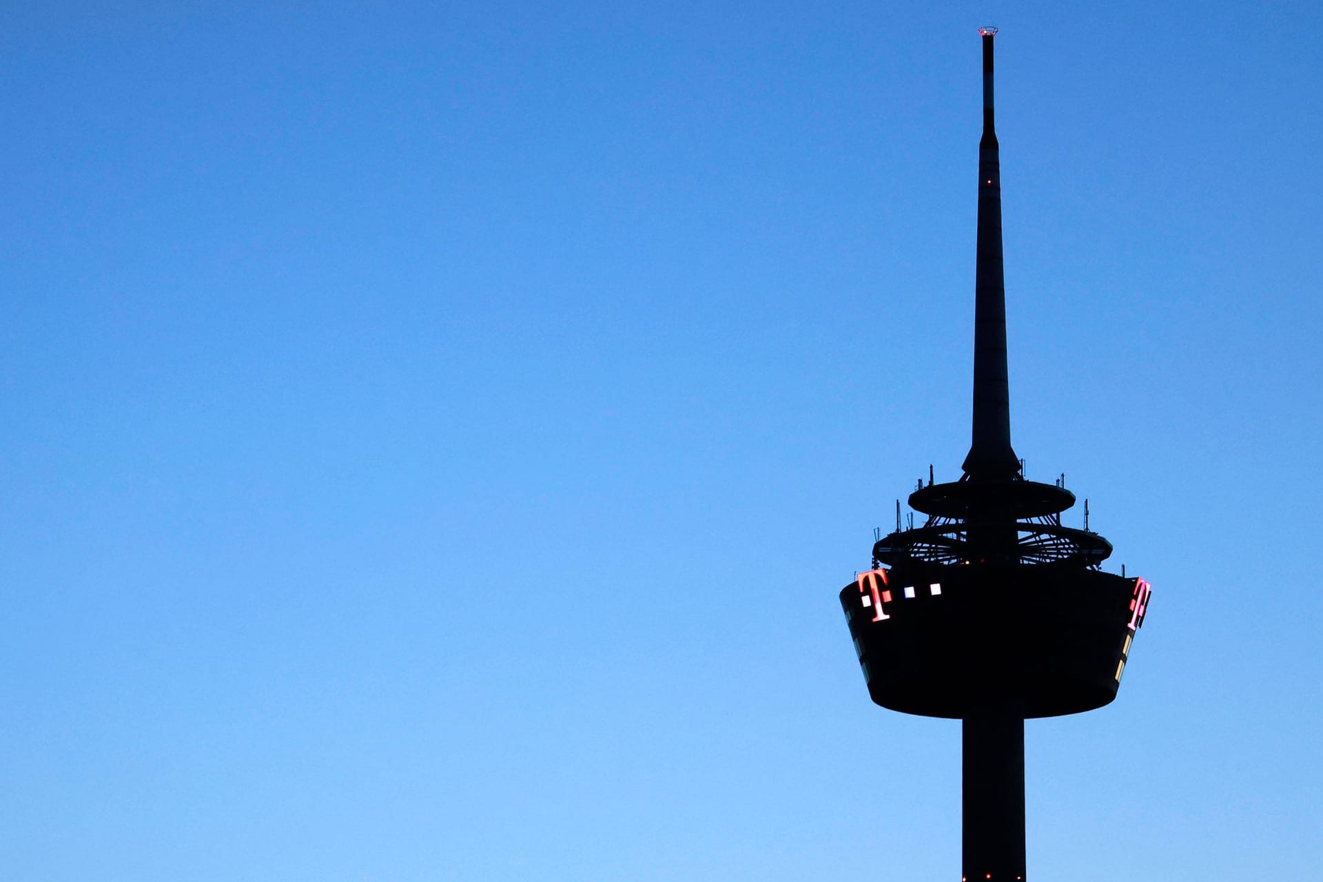 Der Kölner Fernsehturm Colonius: Aussichtsplattform, Drehrestaurant und Nachtclub sind seit Jahrzehnten geschlossen.