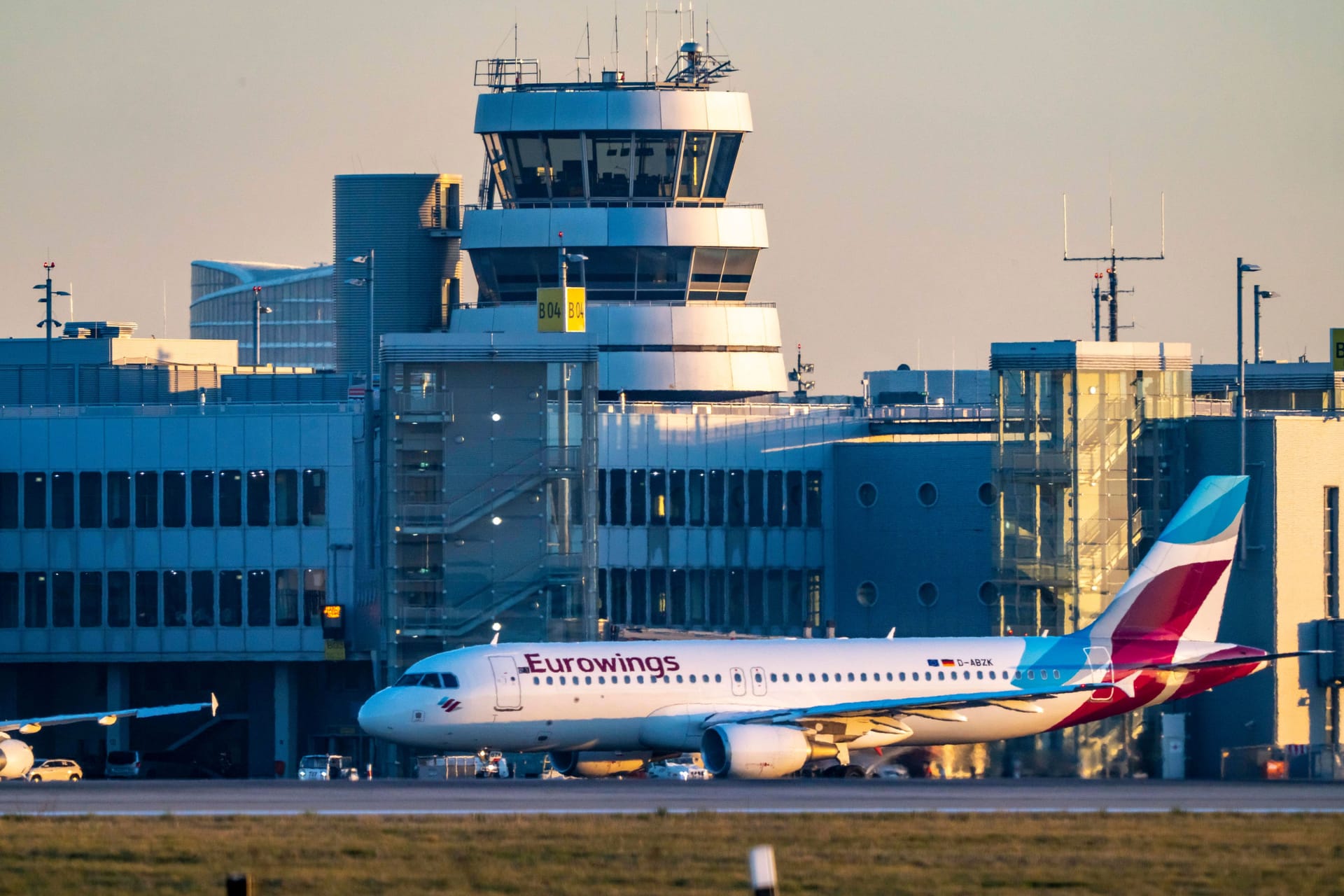 Flughafen Düsseldorf: Mehr als 500.000 Passagiere werden ihre Flugreise am Montag nicht antreten können.