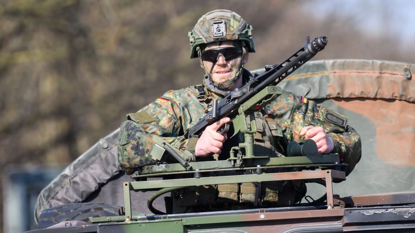 Ein Soldat auf einem Militärfahrzeug in Niedersachsen: Konvois aus verschiedenen Bundesländern wollen in Hannover einen Versorgungshalt einlegen.