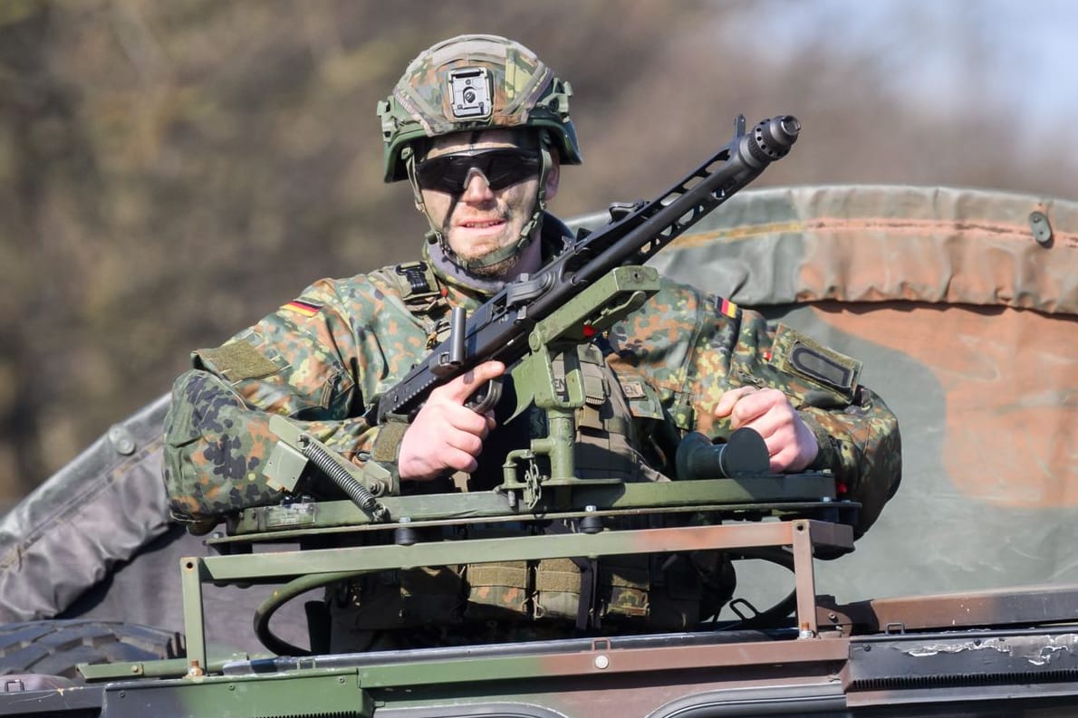 Ein Soldat auf einem Militärfahrzeug in Niedersachsen: Konvois aus verschiedenen Bundesländern wollen in Hannover einen Versorgungshalt einlegen.