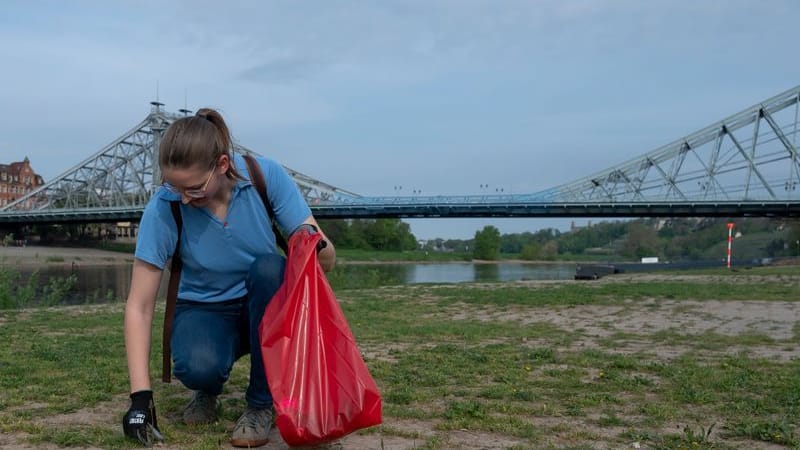 Elly Kollmann beteiligt sich an einer Reinigungsaktion des elbnahen Flussufers: Am Aktionstag am Dienstag sammeln Freiwillige liegengebliebene Abfälle und vom Hochwasser angeschwemmte Hölzer auf den Elbwiesen auf einer Länge von insgesamt 30 Kilometern ein.