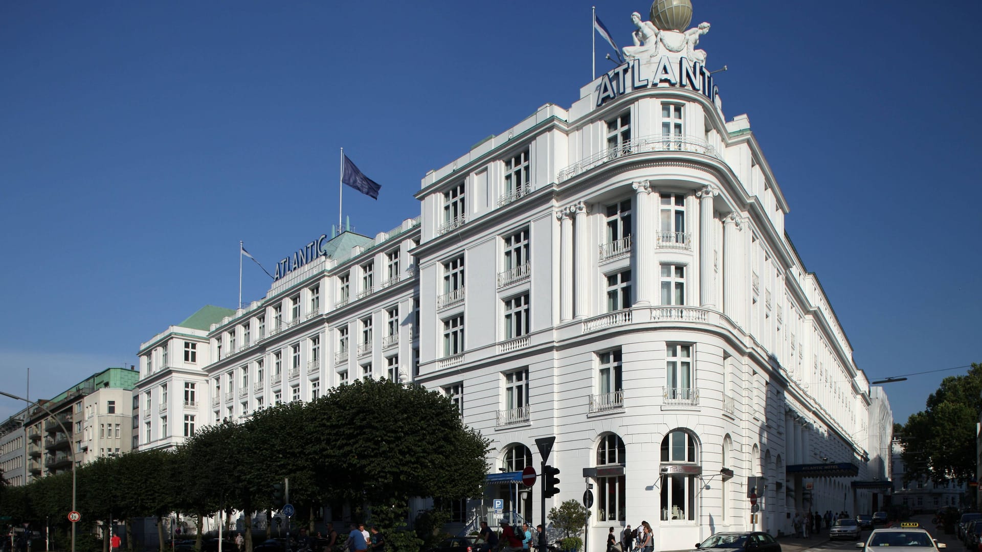 Das Hotel Atlantic in Hamburg (Archivbild): In der Nebenstraße finden Bauarbeiten statt.