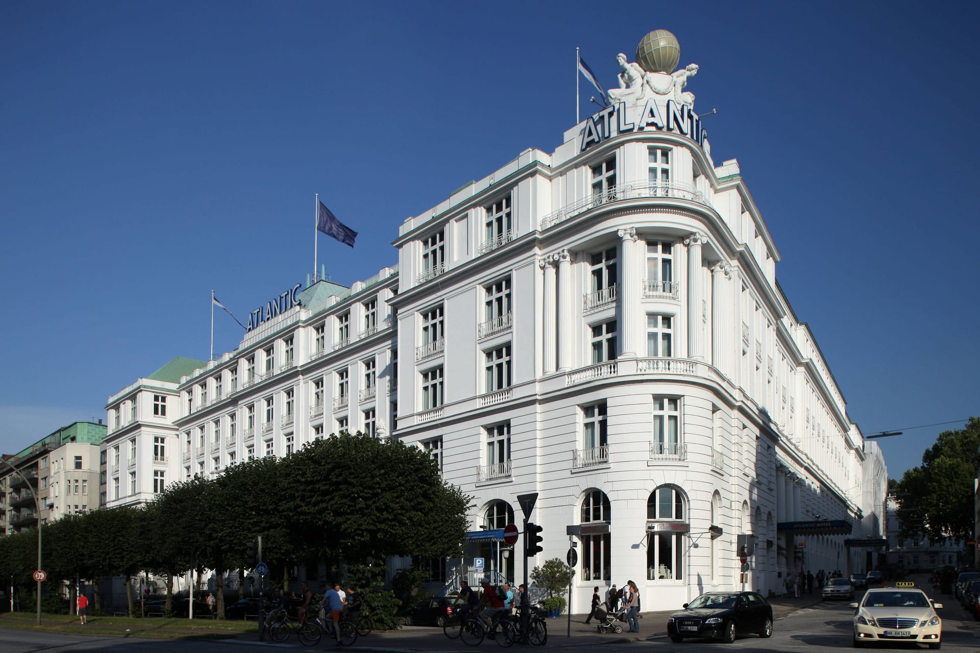 Das Hotel Atlantic in Hamburg (Archivbild): In der Nebenstraße finden Bauarbeiten statt.