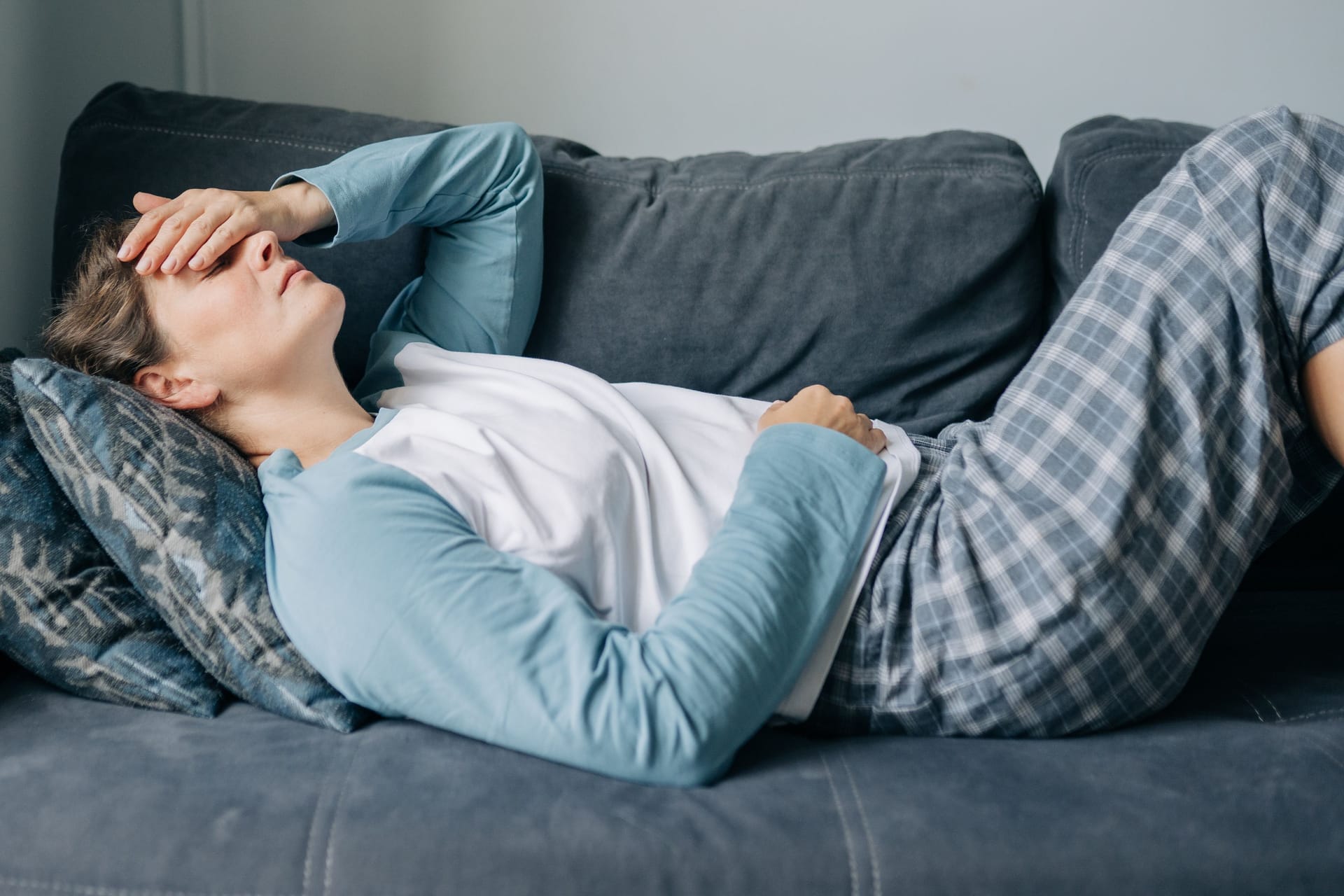 Eine Frau liegt auf einem Sofa