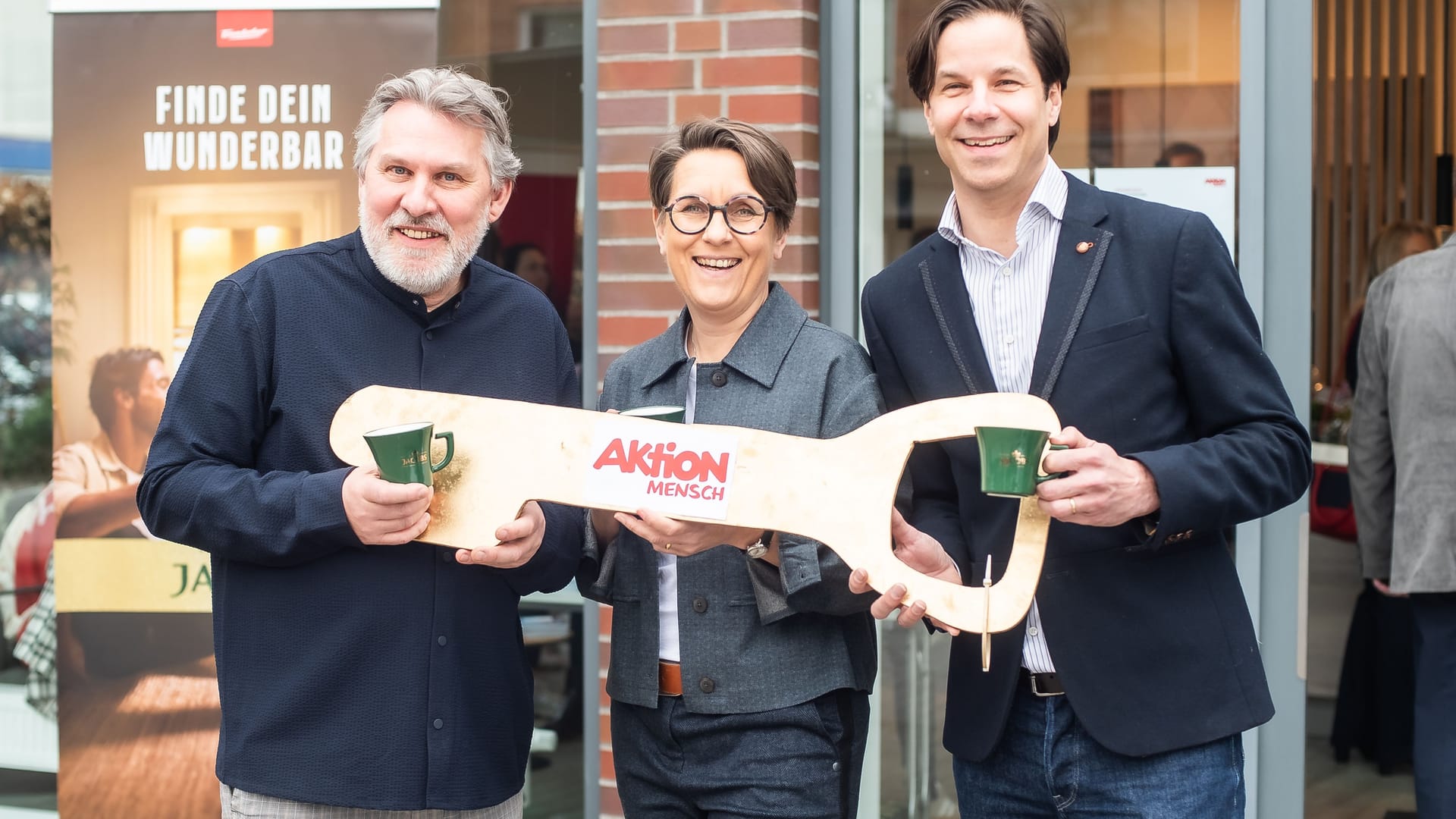 Wiedereröffnung des inklusiven Café Vielfalt in Henstedt-Ulzburg: Unterstützt wird das Projekt von Holger Lindner, Sprecher vom Verein Regenbogen e.V., Christina Marx, Sprecherin der Aktion Mensch  und Alexander Sikkink, Marketing Director DACH JDE Peet's.