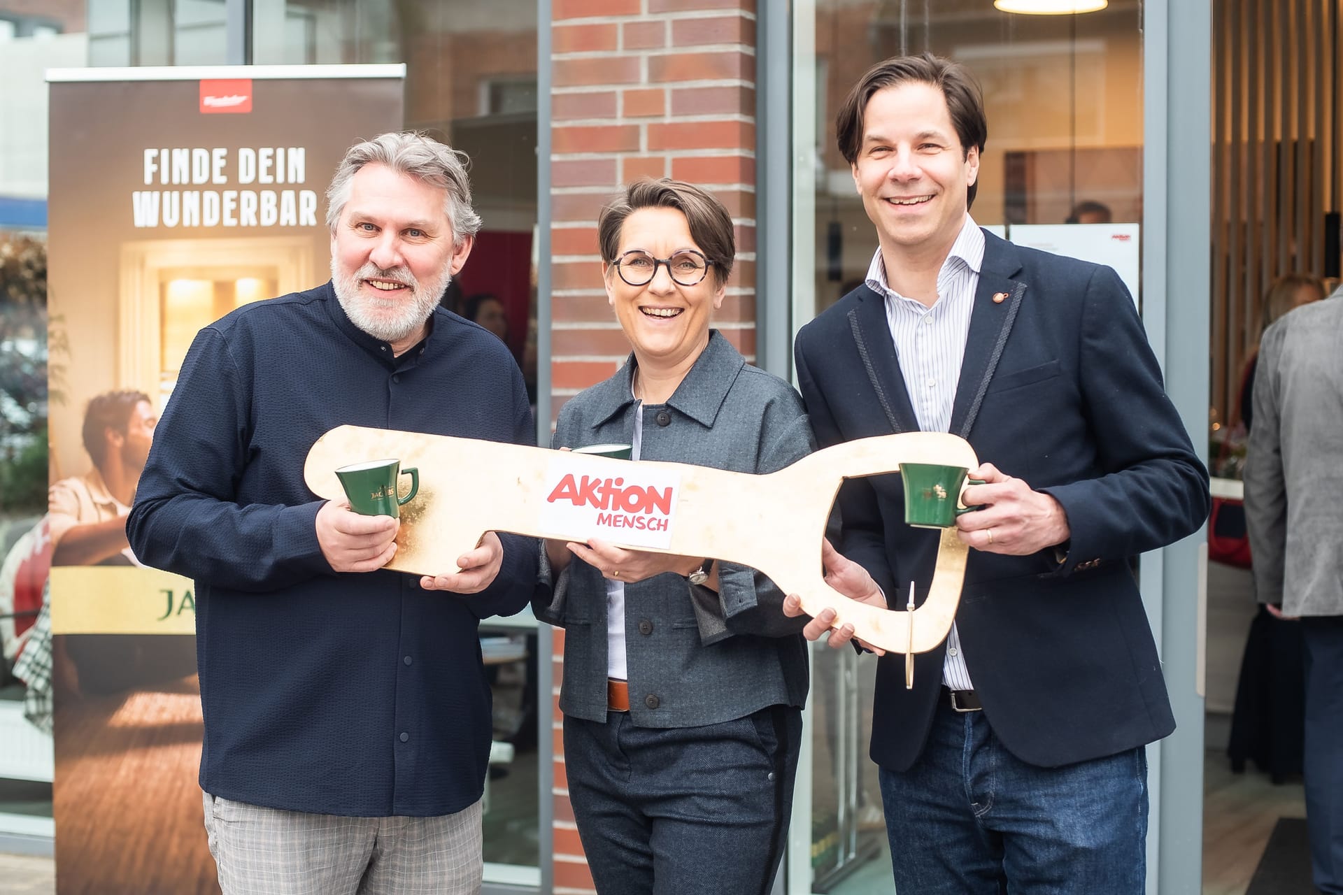 Wiedereröffnung des inklusiven Café Vielfalt in Henstedt-Ulzburg: Unterstützt wird das Projekt von Holger Lindner, Sprecher vom Verein Regenbogen e.V., Christina Marx, Sprecherin der Aktion Mensch  und Alexander Sikkink, Marketing Director DACH JDE Peet's.