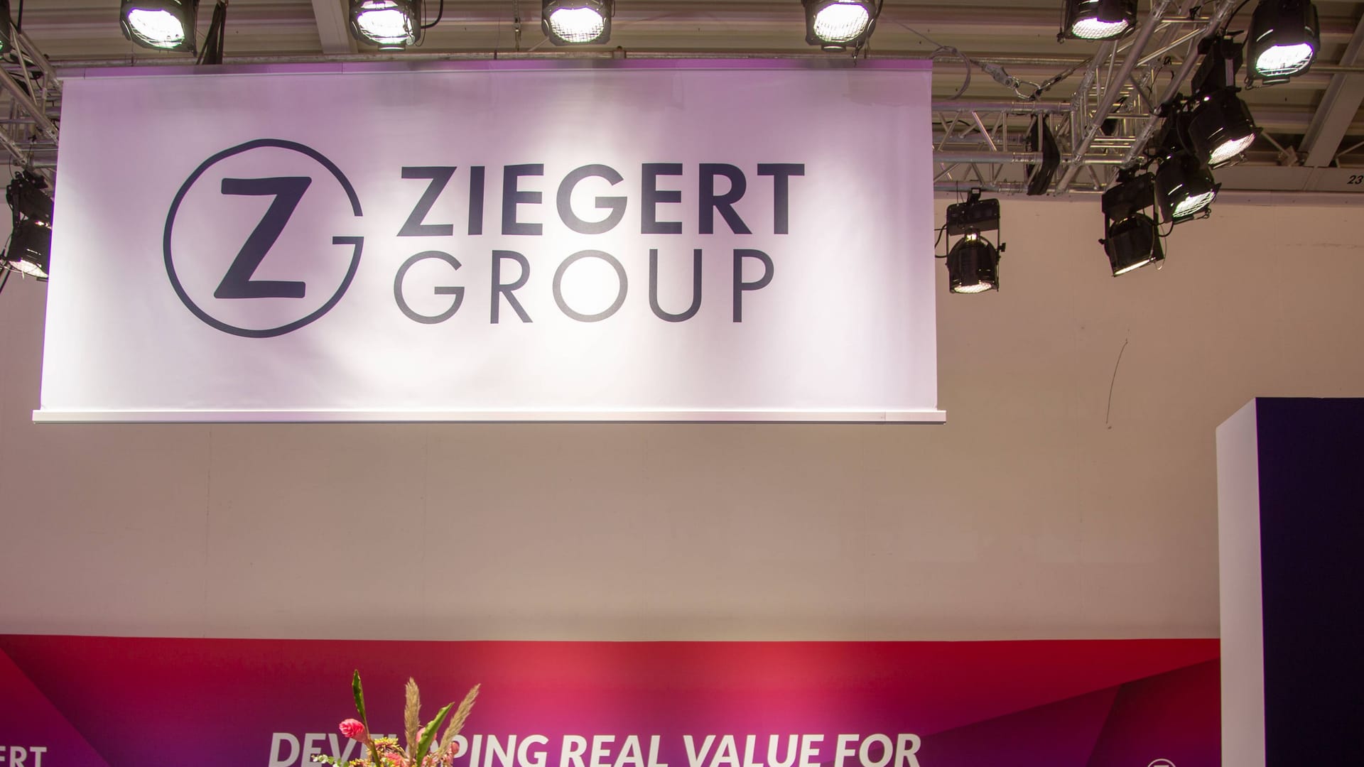 Logo der Ziegert Group auf einer Messe (Symbolbild): Über 20.000 Wohnungen an Privatpersonen verkauft.