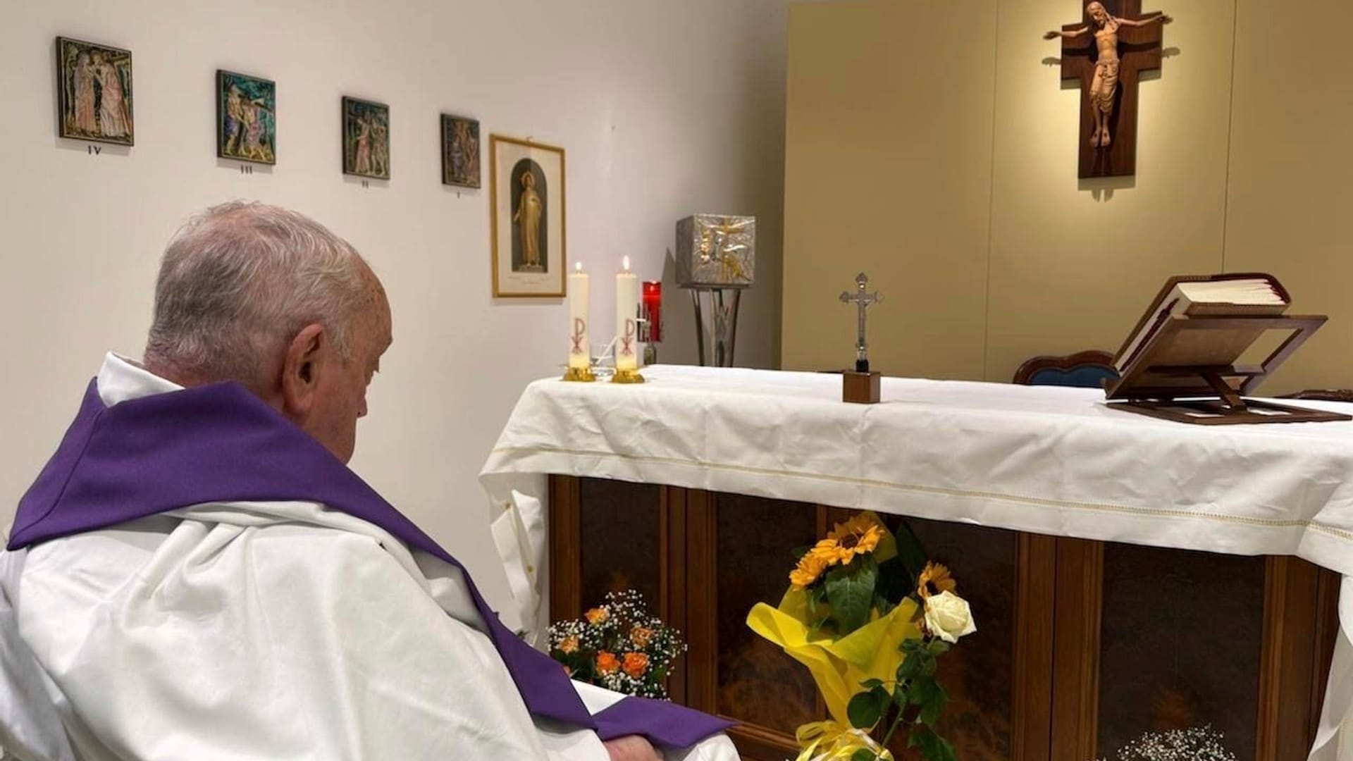 Rom: Auf diesem von der Presseabteilung des Vatikans via AP veröffentlichten Bild zelebriert Papst Franziskus eine Messe in der Kapelle der Poliklinik Agostino Gemelli in Rom. Foto: Uncredited/Vatican Press Hall/AP/dpa