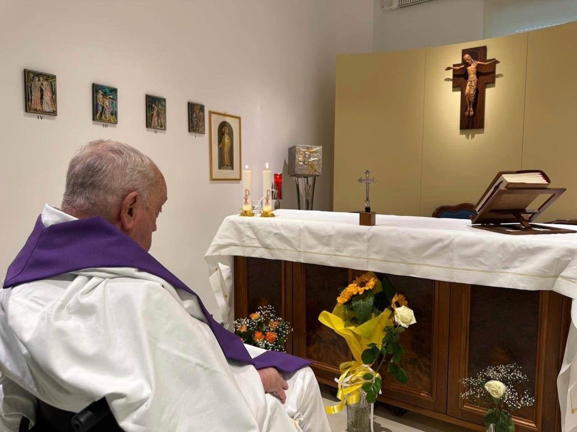 Rom: Auf diesem von der Presseabteilung des Vatikans via AP veröffentlichten Bild zelebriert Papst Franziskus eine Messe in der Kapelle der Poliklinik Agostino Gemelli in Rom. Foto: Uncredited/Vatican Press Hall/AP/dpa