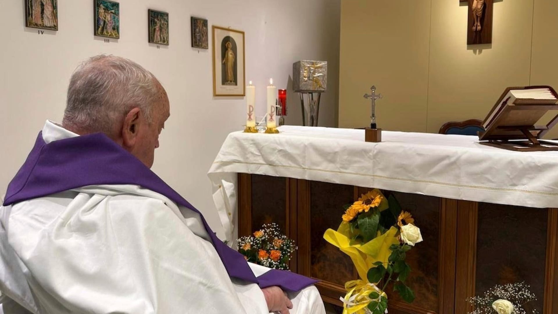 Rom: Auf diesem von der Presseabteilung des Vatikans via AP veröffentlichten Bild zelebriert Papst Franziskus eine Messe in der Kapelle der Poliklinik Agostino Gemelli in Rom. Foto: Uncredited/Vatican Press Hall/AP/dpa