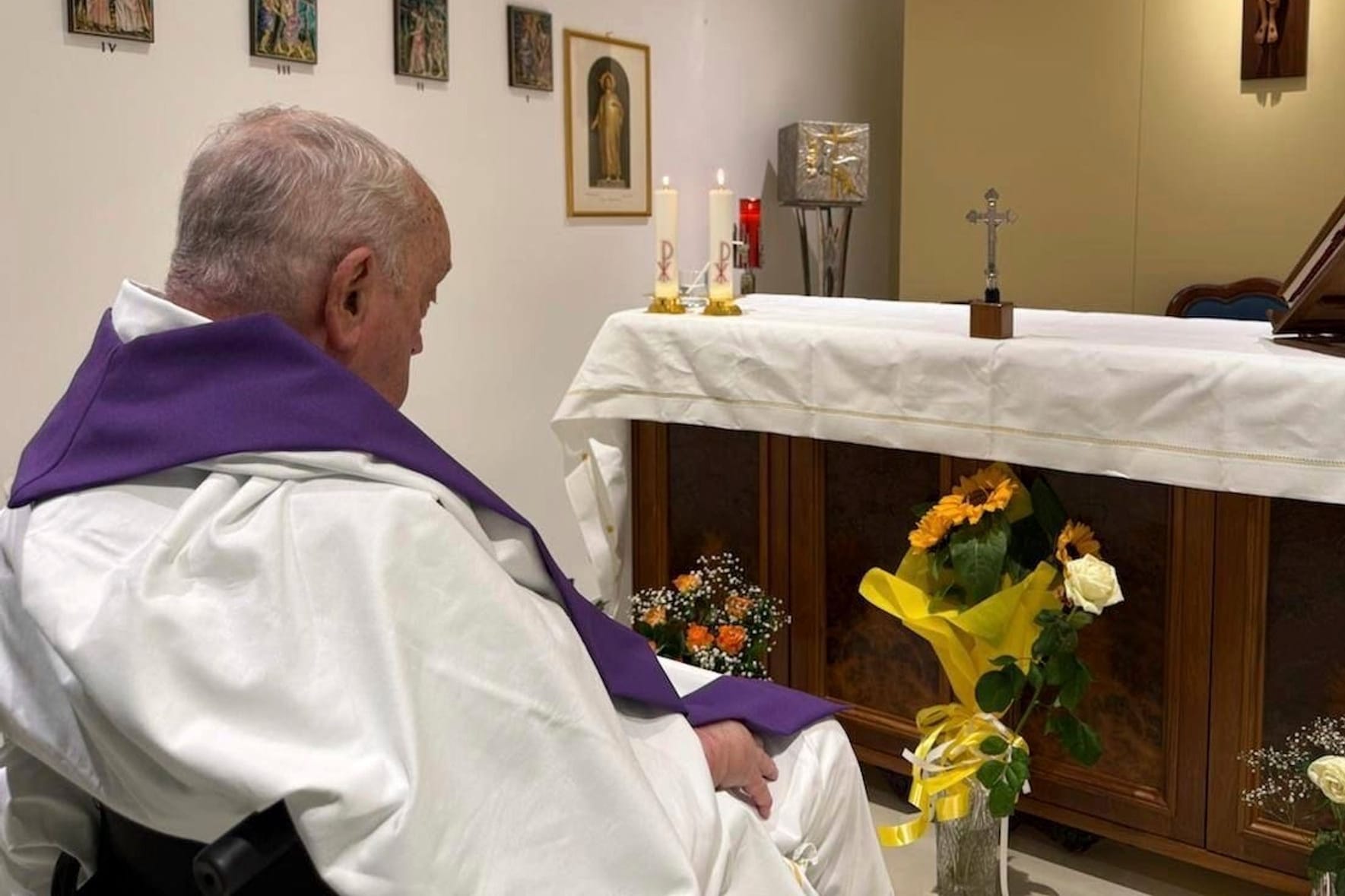 Rom: Auf diesem von der Presseabteilung des Vatikans via AP veröffentlichten Bild zelebriert Papst Franziskus eine Messe in der Kapelle der Poliklinik Agostino Gemelli in Rom. Foto: Uncredited/Vatican Press Hall/AP/dpa