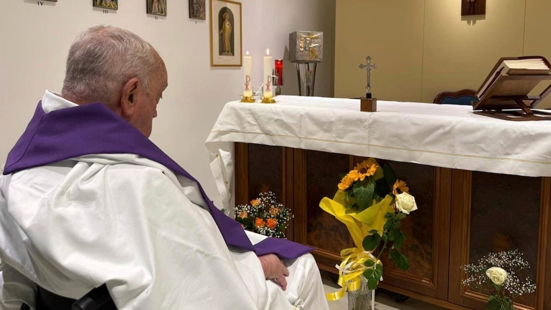 Rom: Auf diesem von der Presseabteilung des Vatikans via AP veröffentlichten Bild zelebriert Papst Franziskus eine Messe in der Kapelle der Poliklinik Agostino Gemelli in Rom. Foto: Uncredited/Vatican Press Hall/AP/dpa