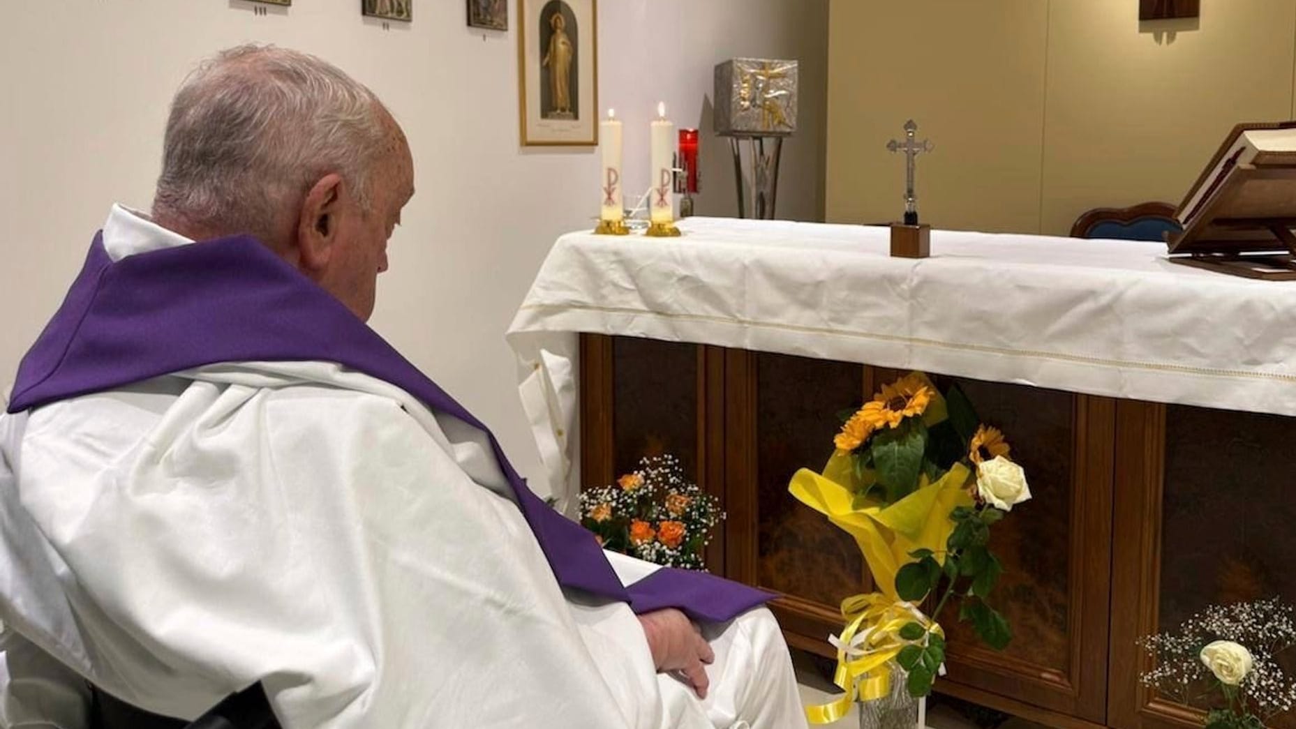 Rom: Auf diesem von der Presseabteilung des Vatikans via AP veröffentlichten Bild zelebriert Papst Franziskus eine Messe in der Kapelle der Poliklinik Agostino Gemelli in Rom. Foto: Uncredited/Vatican Press Hall/AP/dpa