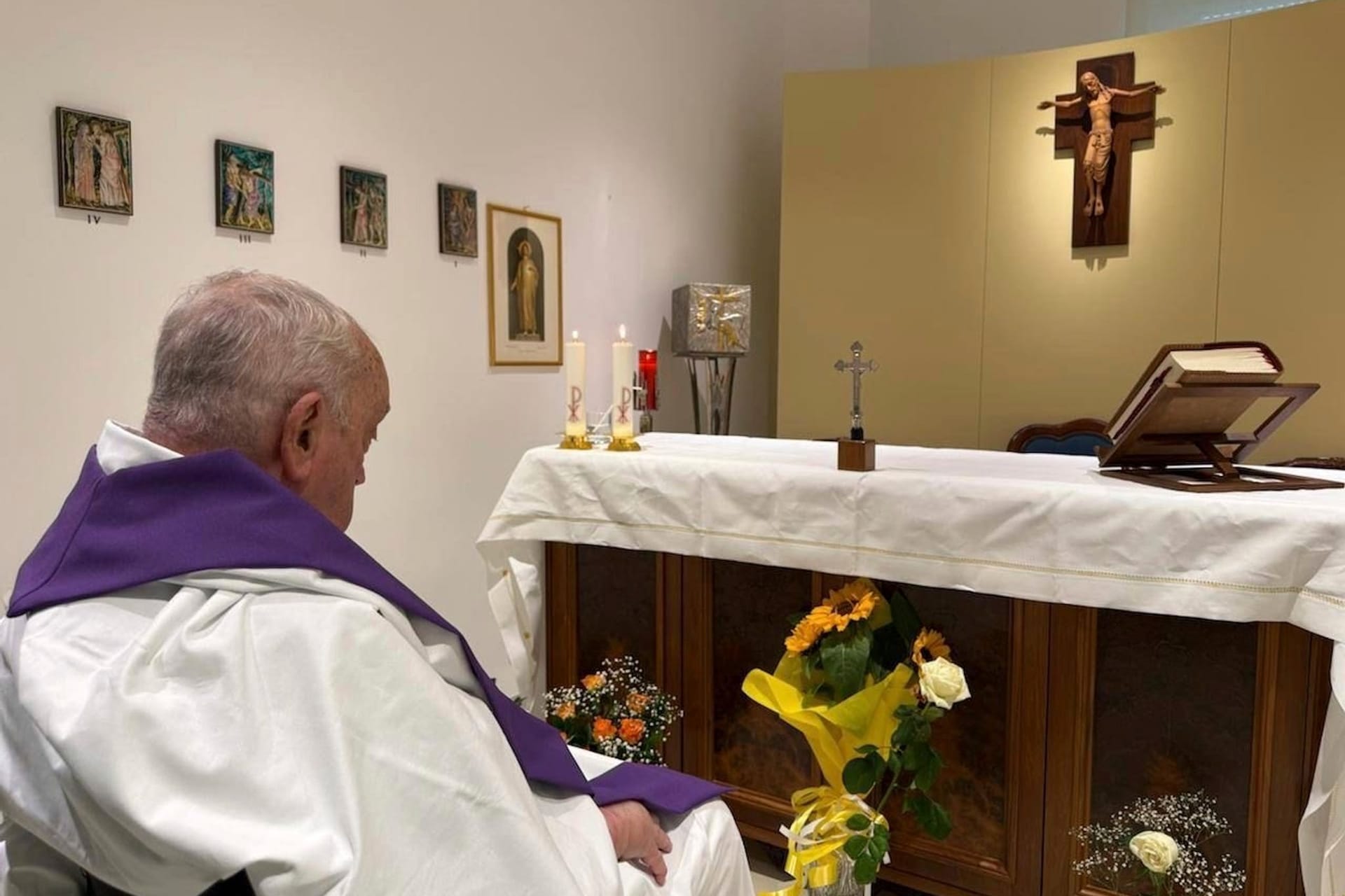 Rom: Auf diesem von der Presseabteilung des Vatikans via AP veröffentlichten Bild zelebriert Papst Franziskus eine Messe in der Kapelle der Poliklinik Agostino Gemelli in Rom. Foto: Uncredited/Vatican Press Hall/AP/dpa