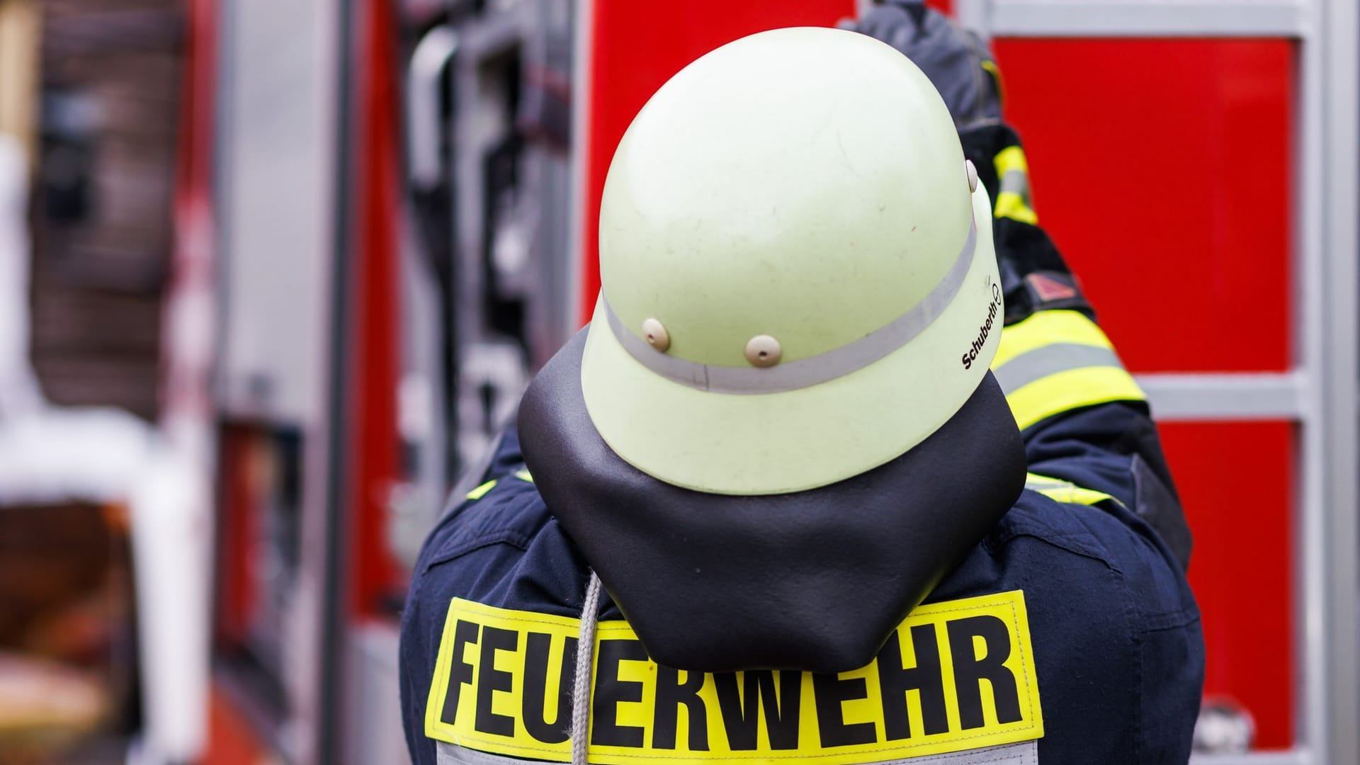 Ein Feuerwehrmann bei einer Übung