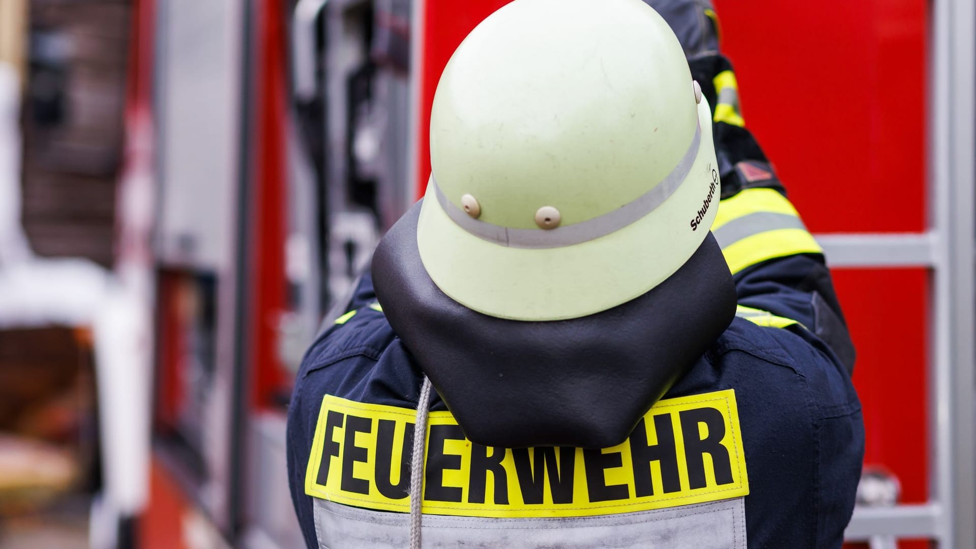 Ein Feuerwehrmann bei einer Übung