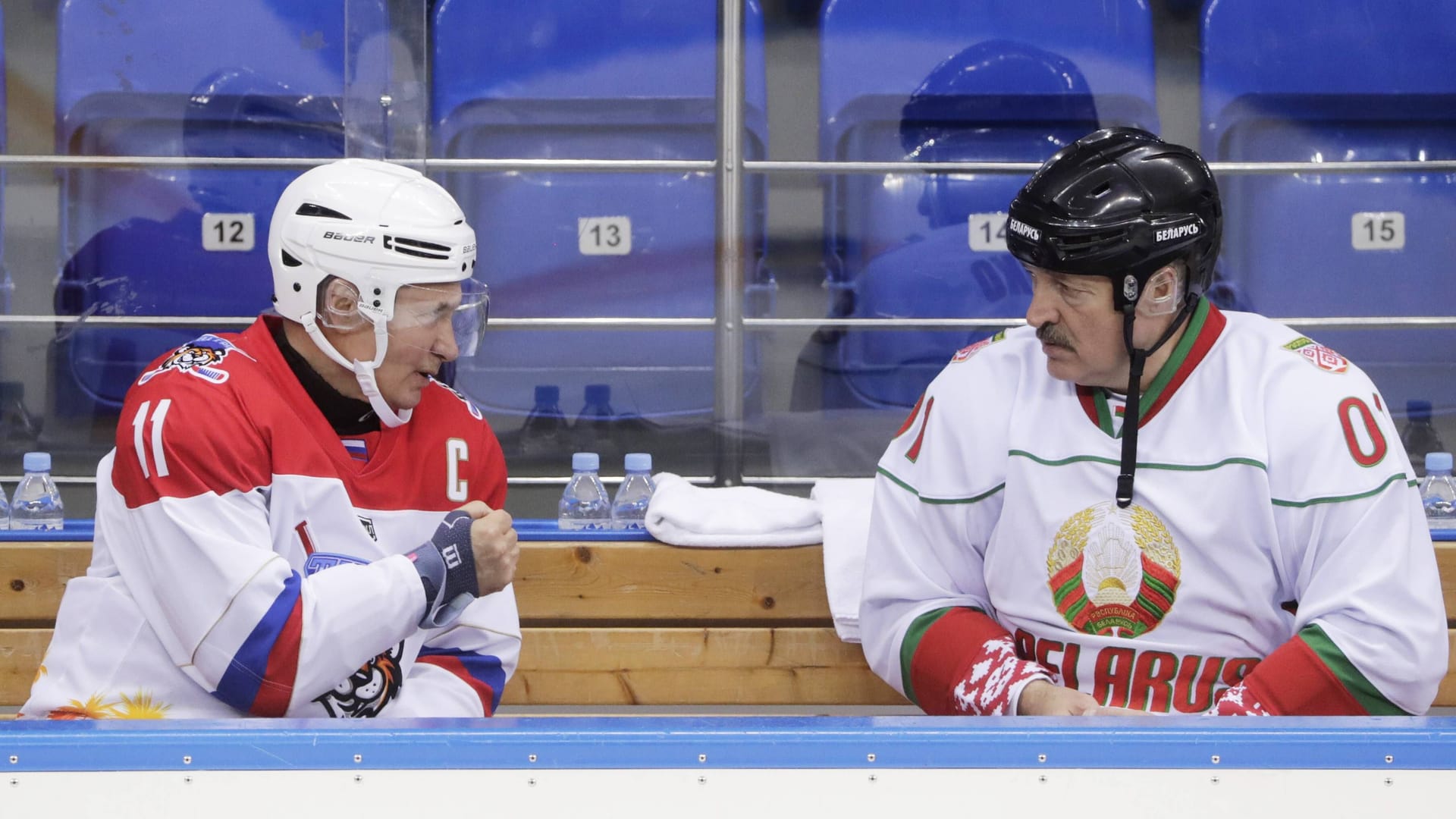 Diktatoren auf der Ersatzbank: Putin (l.) und sein belarussischer Gegenüber Alexandr Lukaschenko beim Eishockey (Archivbild).