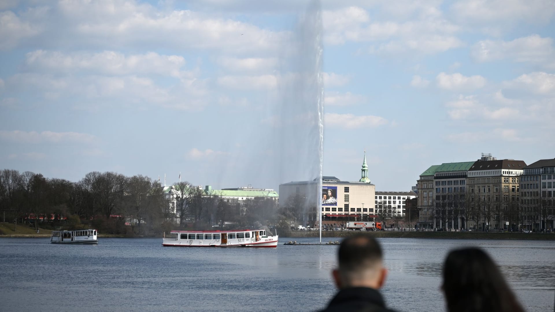 Ein Wasserstrahl der Alsterfontäne schießt auf der Binnenalster in Hamburg ab sofort wieder in die Luft.