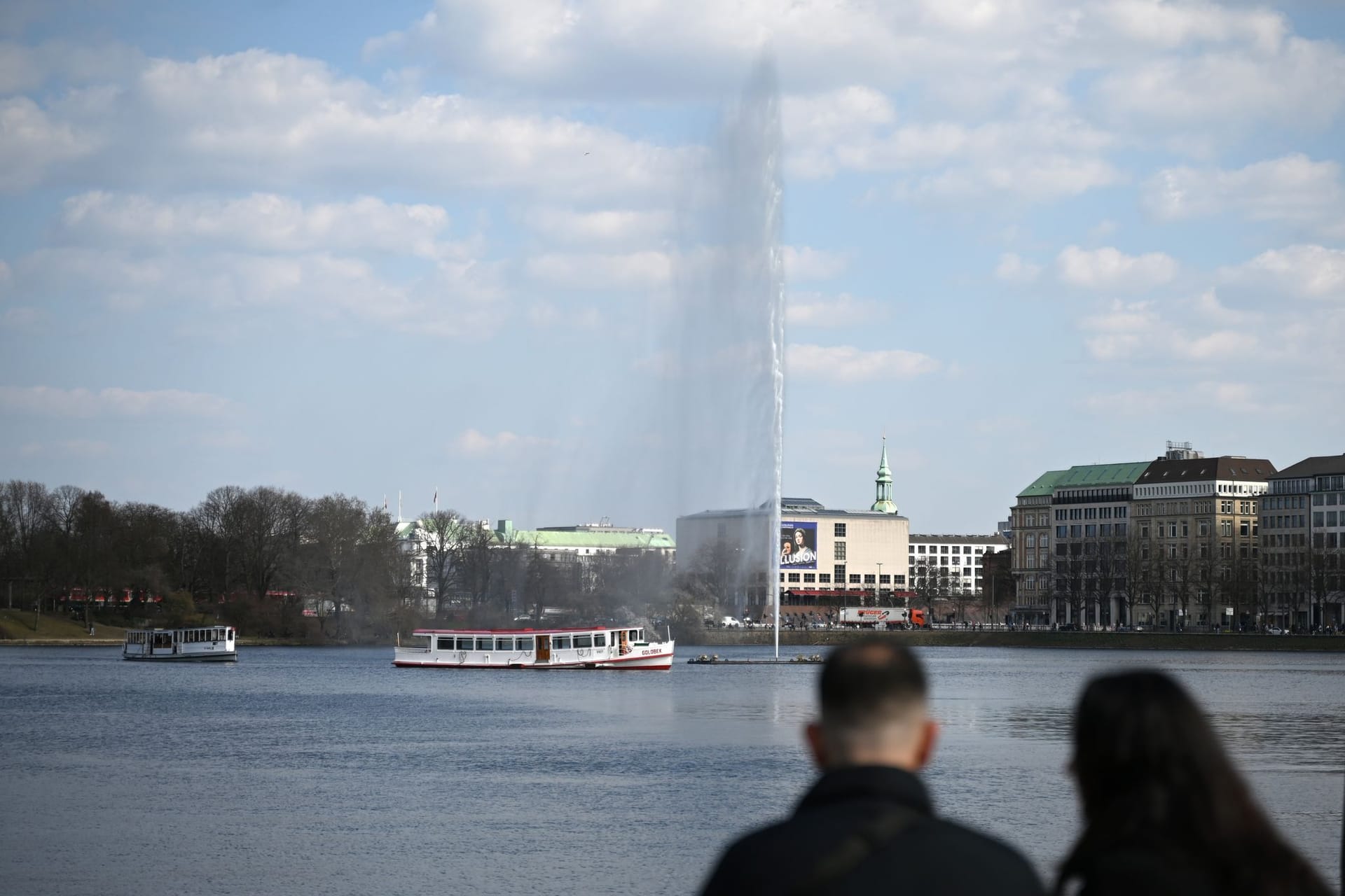 Ein Wasserstrahl der Alsterfontäne schießt auf der Binnenalster in Hamburg ab sofort wieder in die Luft.