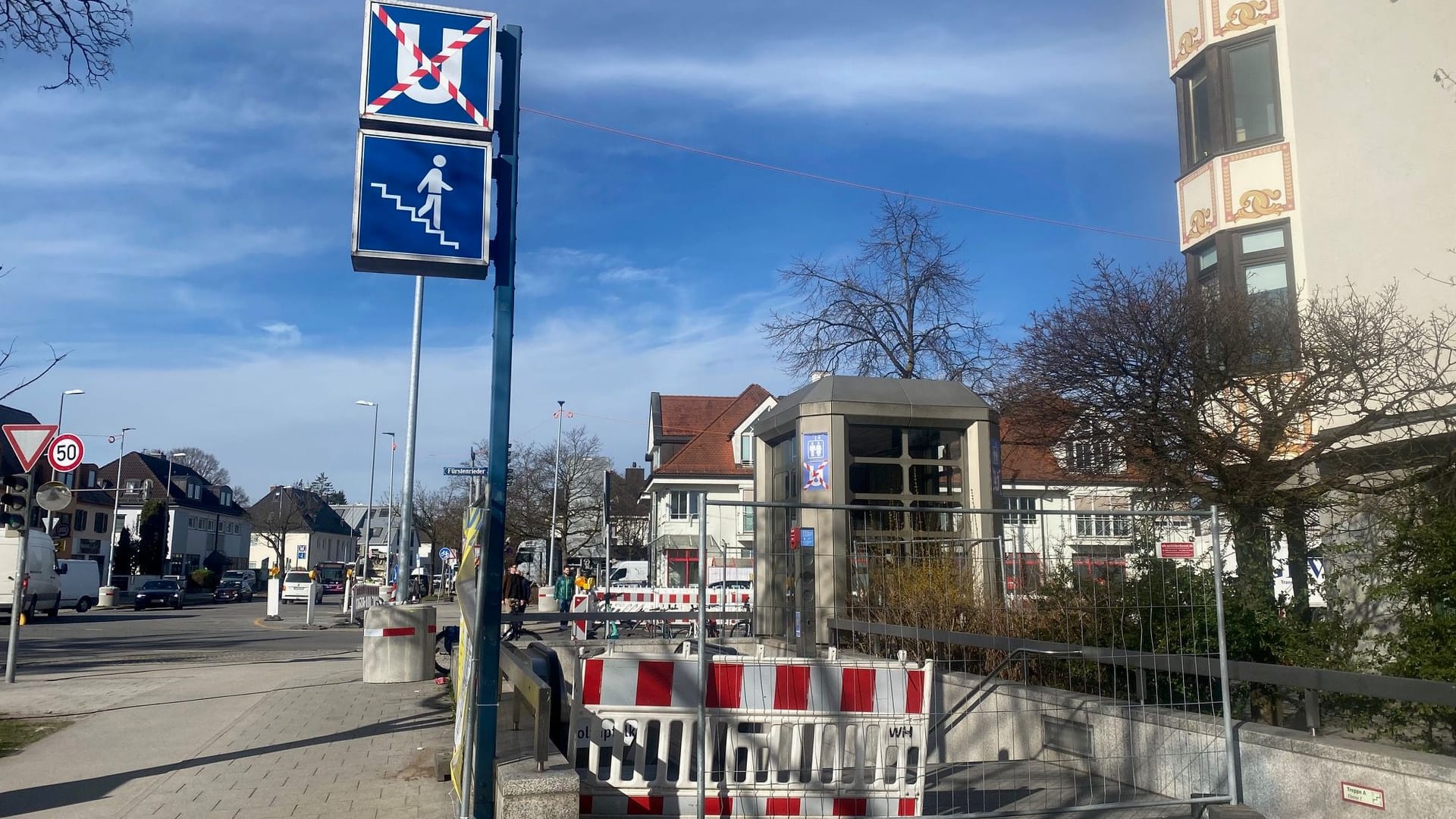 Die U-Bahn-Haltestelle Holzapfelkreuth: Der Weg hinunter in den U-Bahn-Schacht ist versperrt, das durchgestrichene U-Bahn-Schild macht deutlich, dass hier erst mal nichts geht.