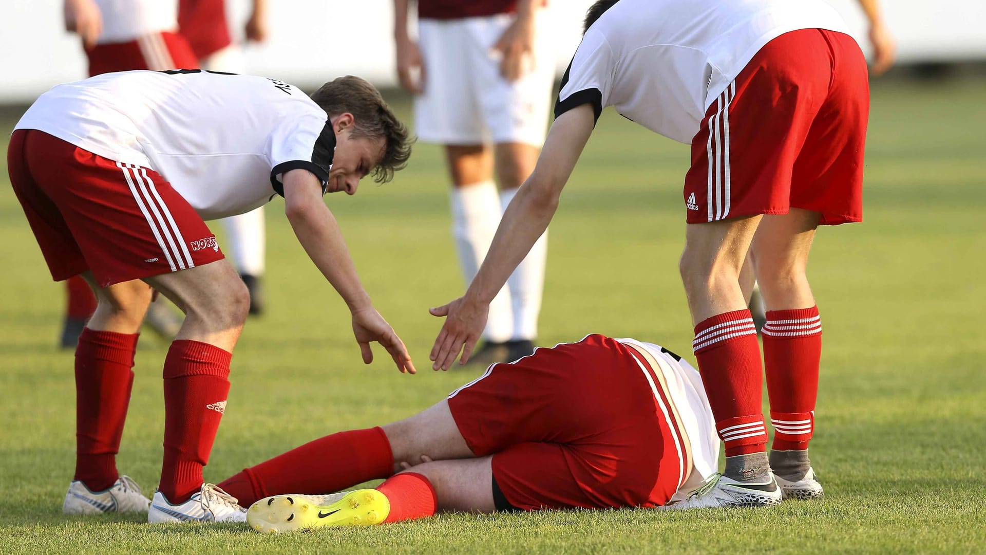 Fußballspieler liegt am Boden (Symbolbild): Das Spiel musste abgebrochen werden.