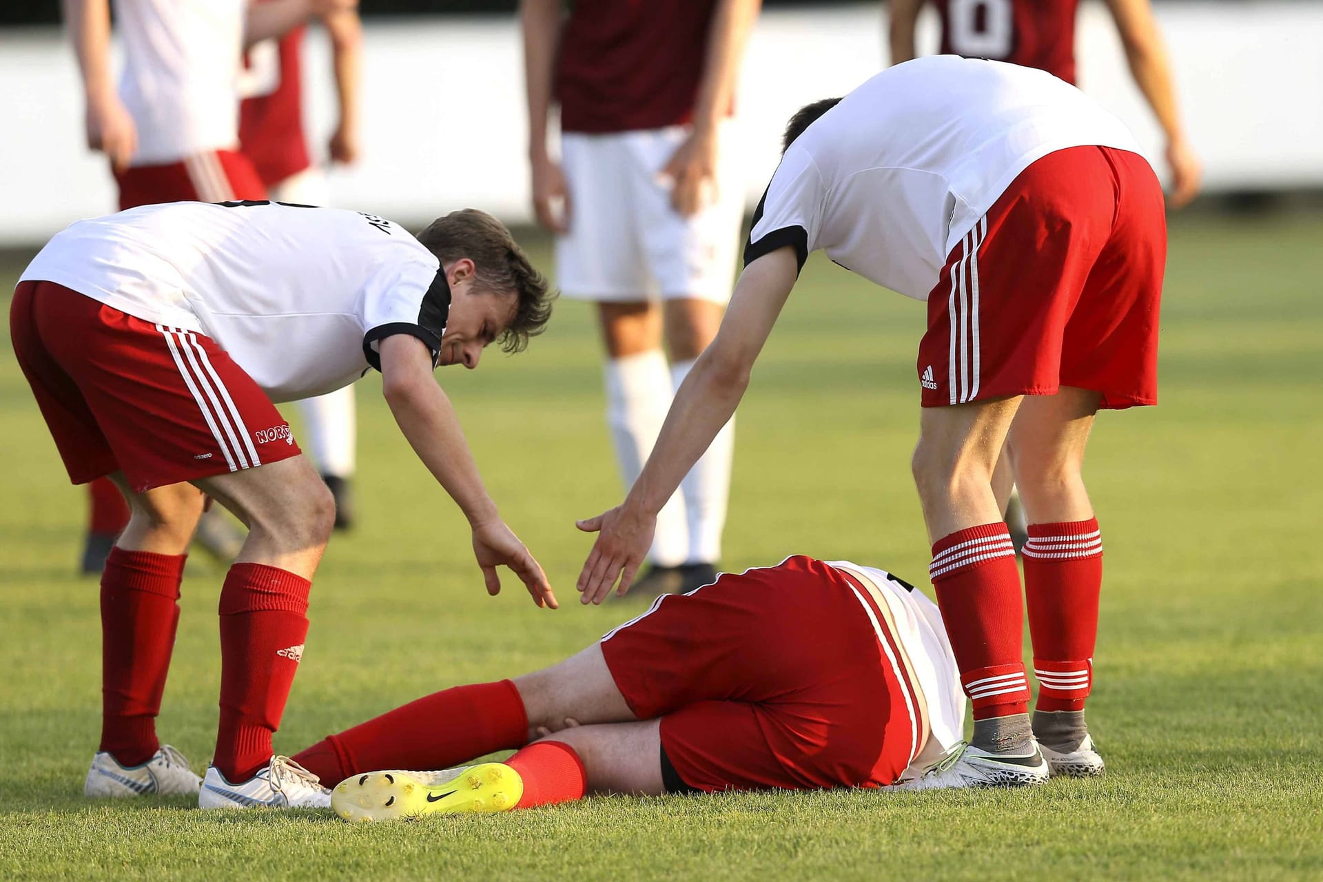 Fußballspieler liegt am Boden (Symbolbild): Das Spiel musste abgebrochen werden.