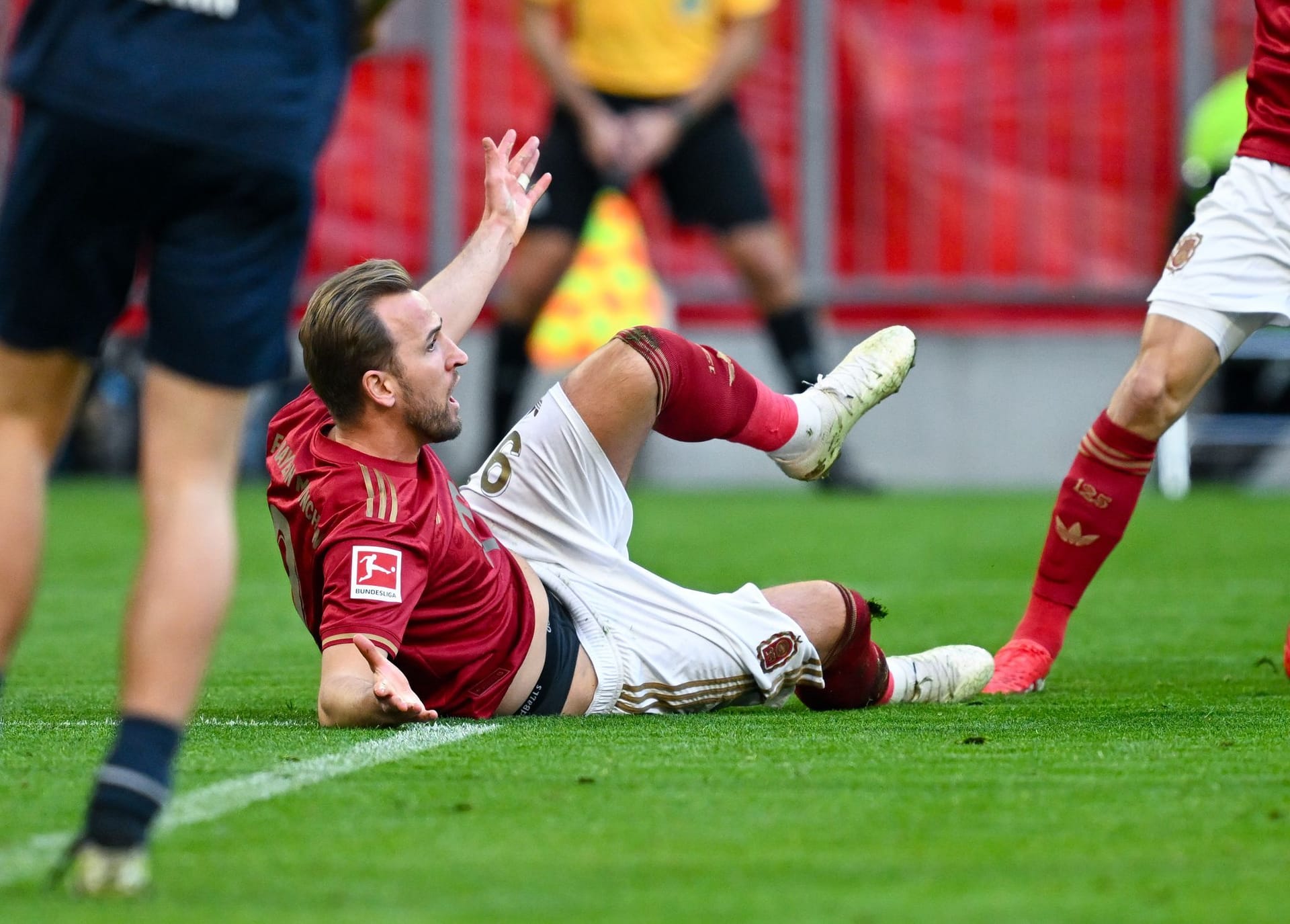 Der FC Bayern verspielt eine 2:0-Führung und muss sich am Ende dem VfL Bochum mit 2:3 geschlagen geben. Die Münchner enttäuschen dabei fast auf ganzer Linie. Das spiegelt sich auch in den Noten der Einzelkritik wider.