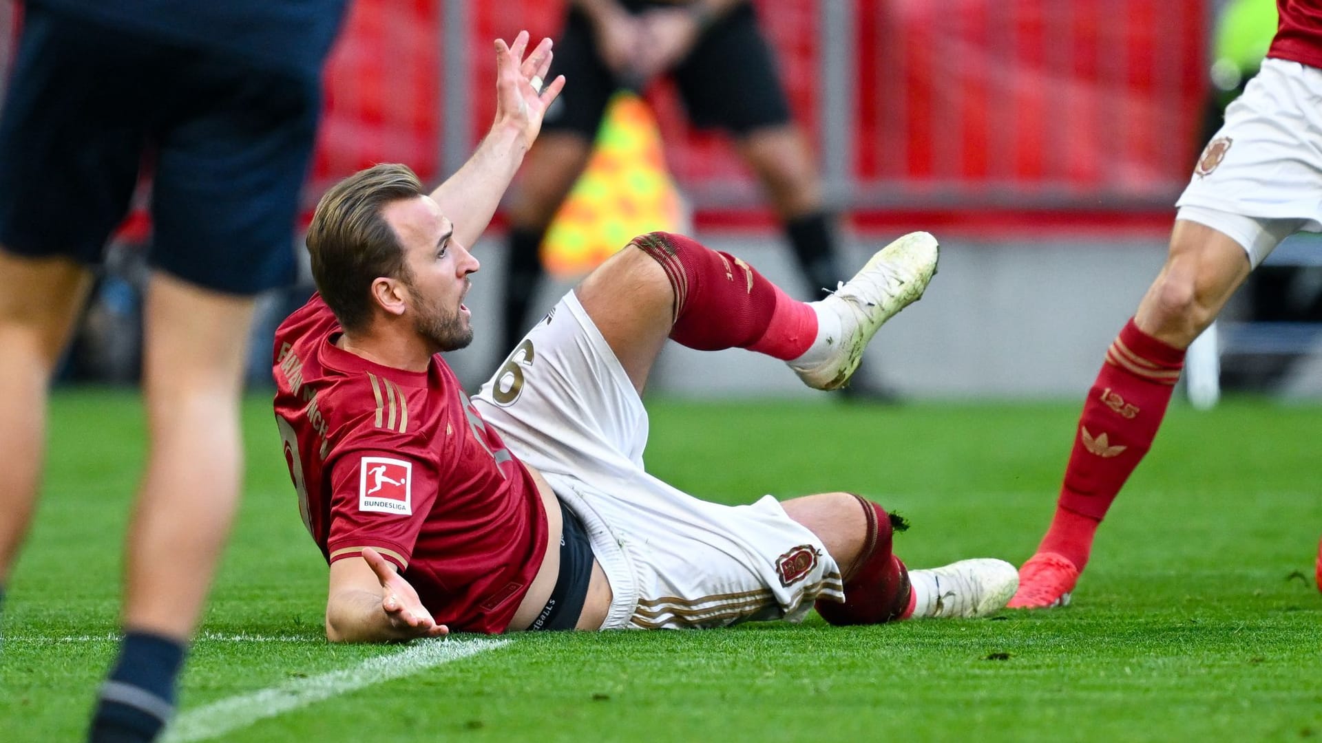 Der FC Bayern verspielt eine 2:0-Führung und muss sich am Ende dem VfL Bochum mit 2:3 geschlagen geben. Die Münchner enttäuschen dabei fast auf ganzer Linie. Das spiegelt sich auch in den Noten der Einzelkritik wider.