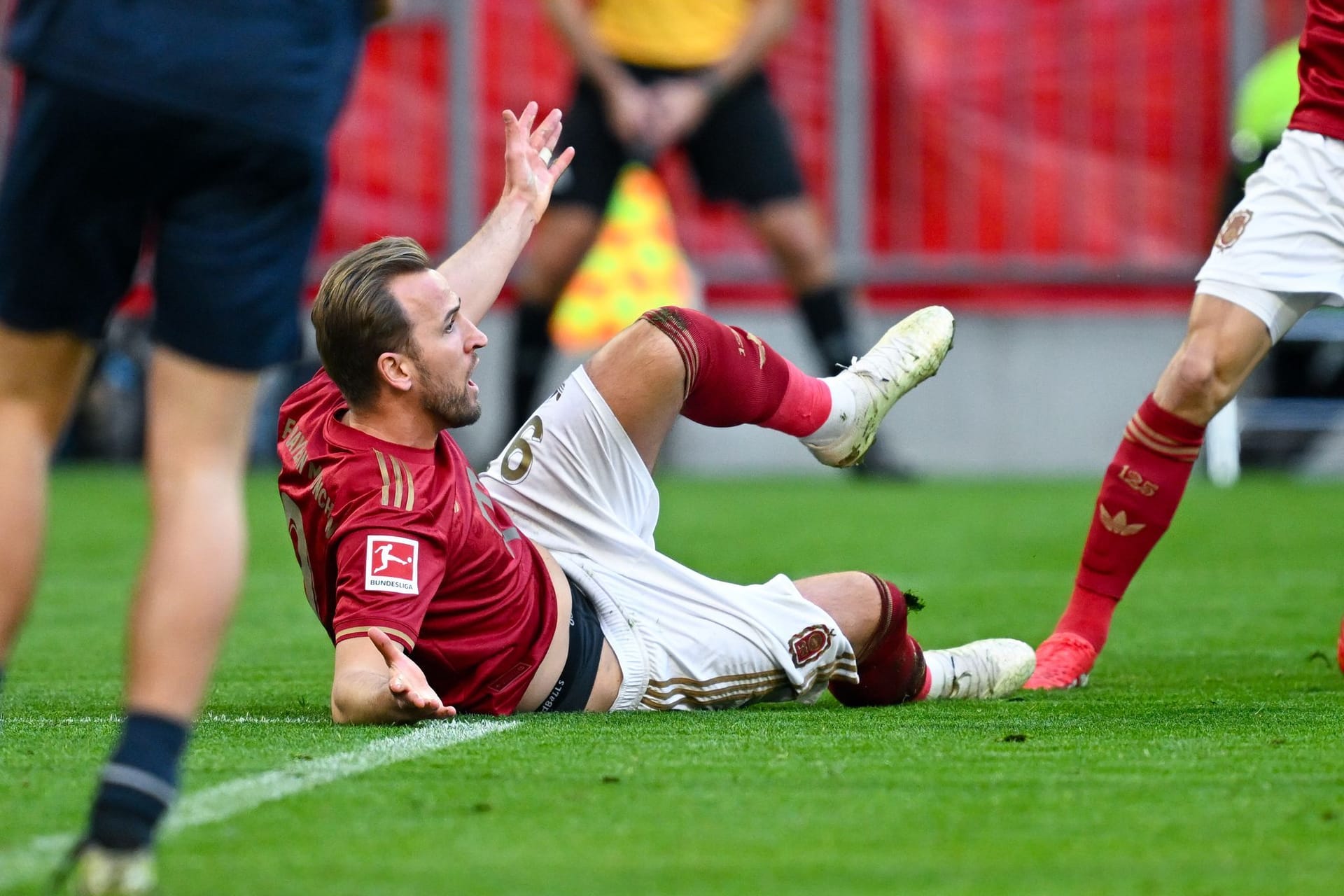 Der FC Bayern verspielt eine 2:0-Führung und muss sich am Ende dem VfL Bochum mit 2:3 geschlagen geben. Die Münchner enttäuschen dabei fast auf ganzer Linie. Das spiegelt sich auch in den Noten der Einzelkritik wider.