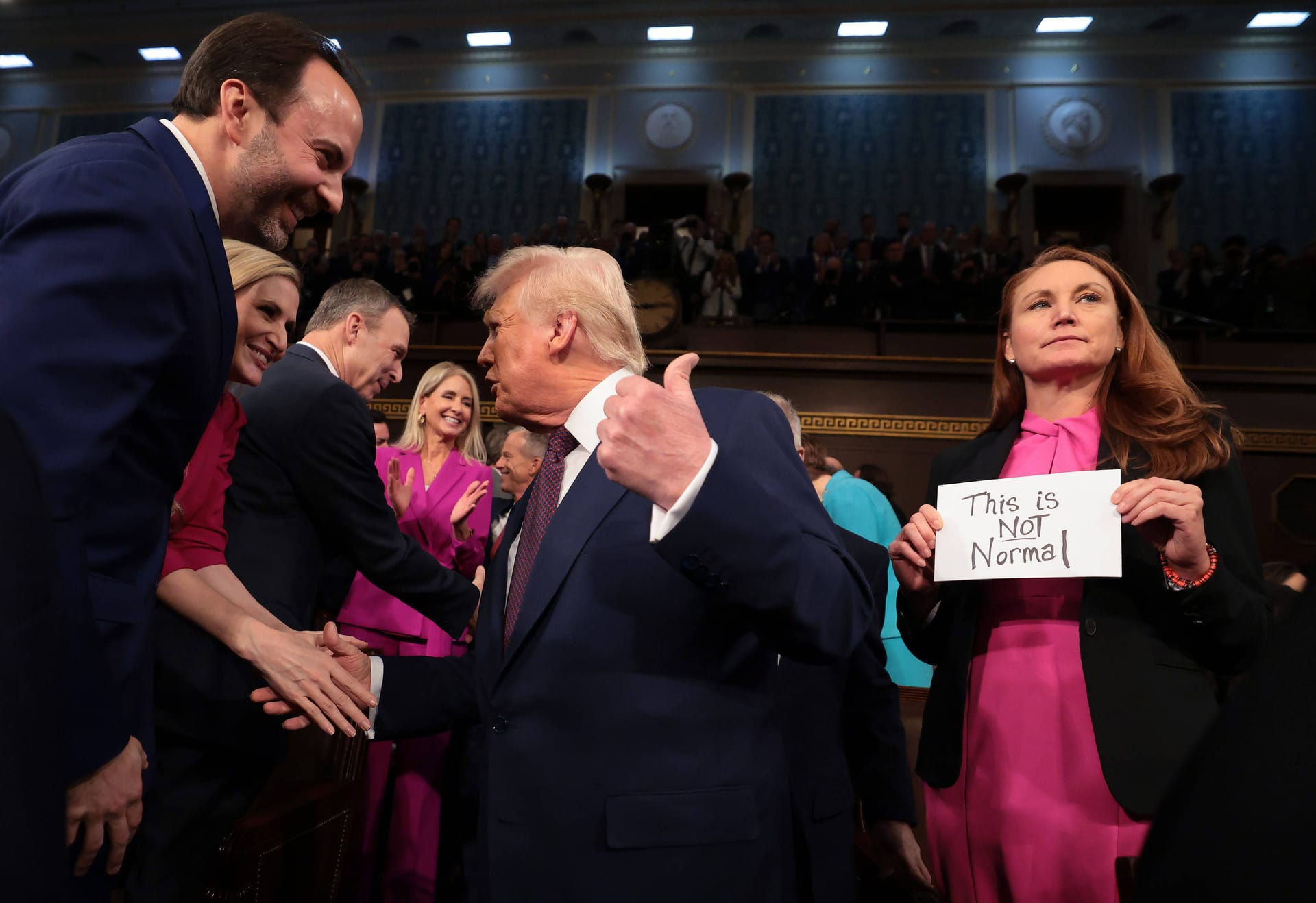 Protest gegen Trump: Die demokratische Abgeordnete Melanie Stansbury hält ein Schild hoch.