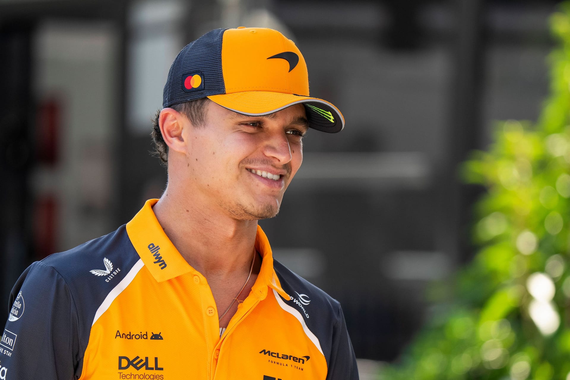 Lando Norris: Der 25-jährige Brite geht bereits in seine siebte Formel-1-Saison, alle bestritt er für McLaren. Mit dem Traditionsrennstall arbeitete er sich vom Ende des Feldes bis zum Konstrukteurstitel im vergangenen Jahr. Nachdem er 2024 noch an Verstappen scheiterte, möchte Norris in diesem Jahr auch endlich den Fahrertitel einfahren.