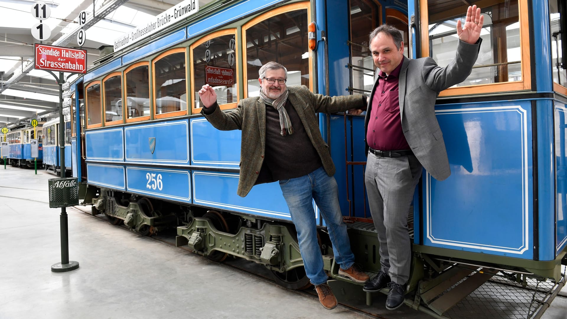 Klaus Onnich vom Verein der Freunde des Münchner Trambahnmuseums (links) und Oliver Glaser, Leiter Betrieb Schiene bei der MVG, auf einem Triebwagen aus dem Jahr 1901.