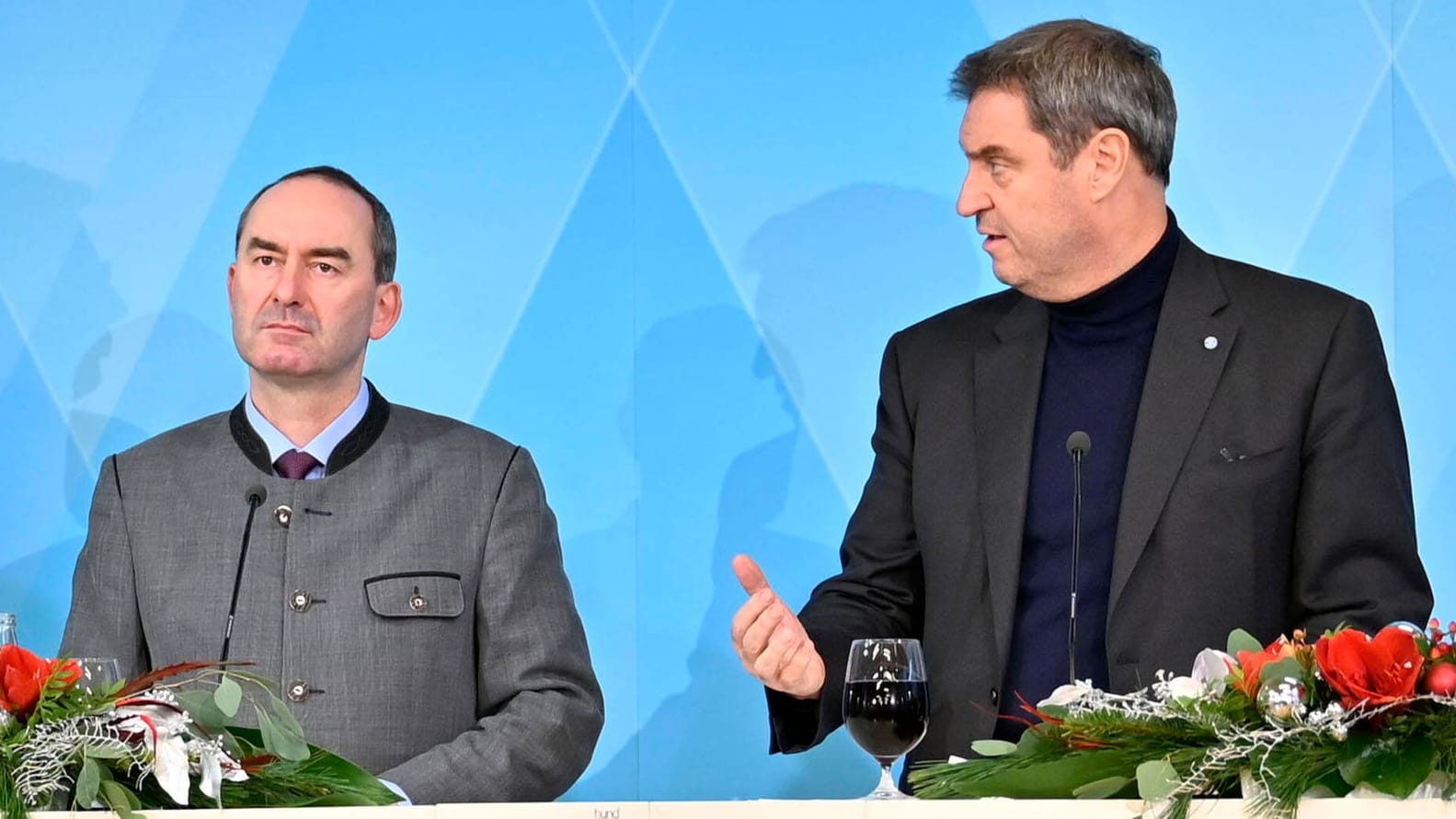 Hubert Aiwanger (l) neben Markus Söder (Archivbild): Der Koalition in Bayern droht die Krise.