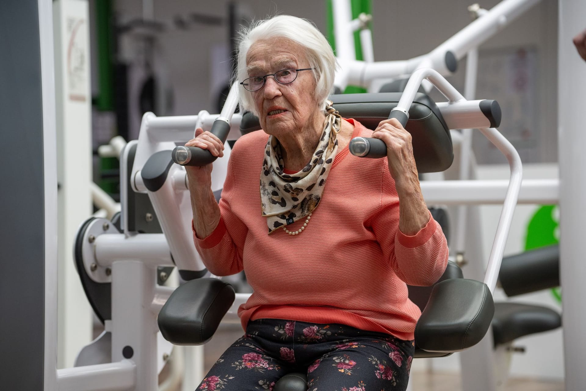 100-Jährige trainiert im Fitnessstudio