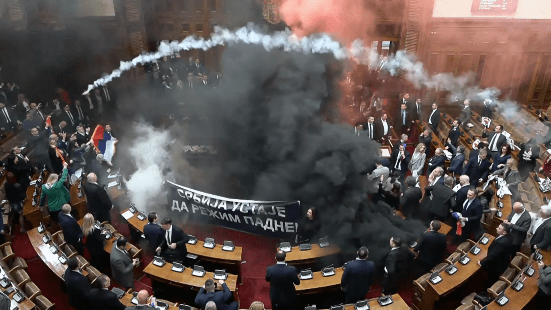 Serbische Abgeordnete zünden Rauchbomben im Parlament.