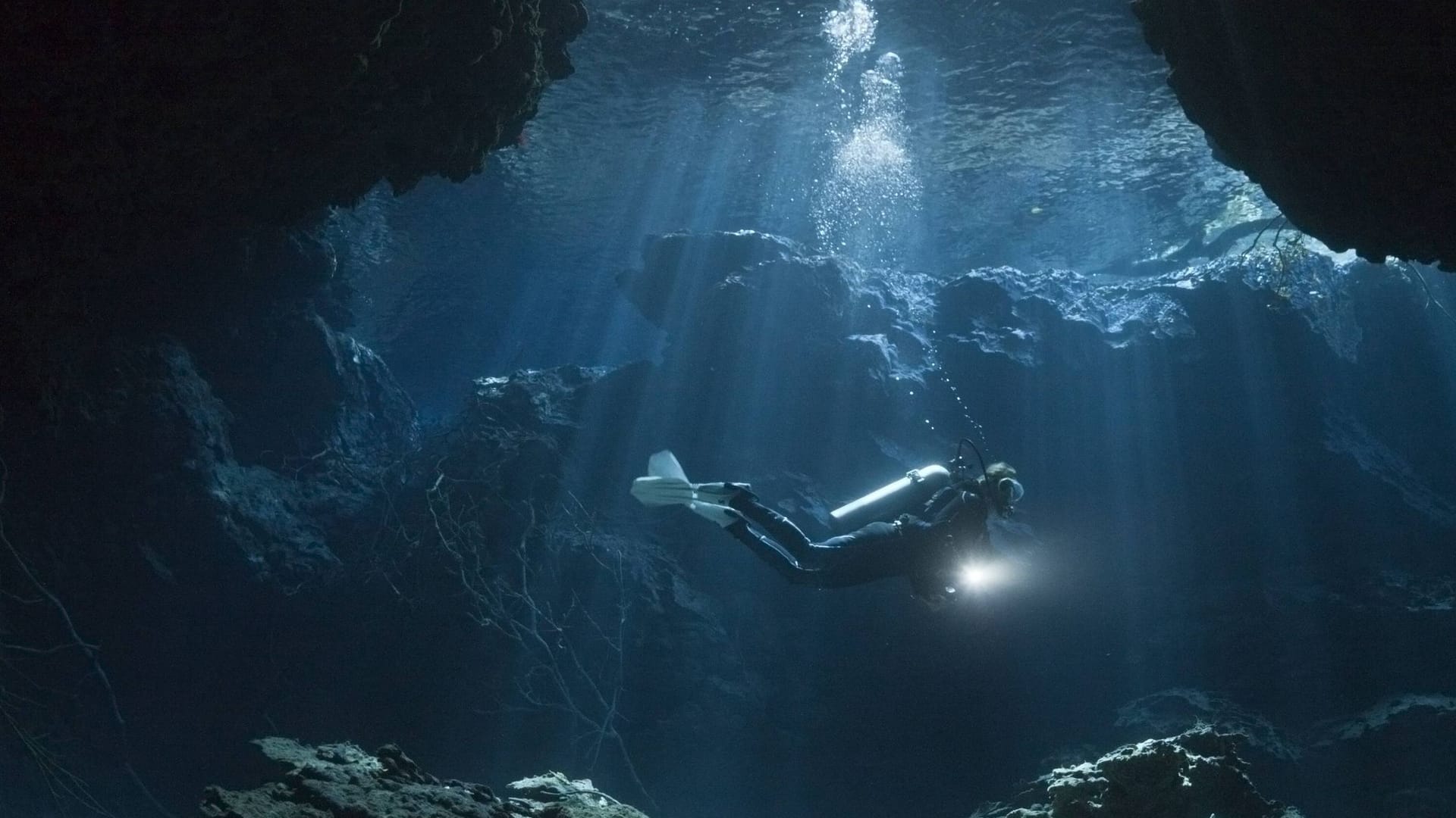 Taucher in Einer Höhle (Symbolbild): in Florida Fanden Drei Taucher in Einem Höhlensystem den Ausgang Nicht Mehr.