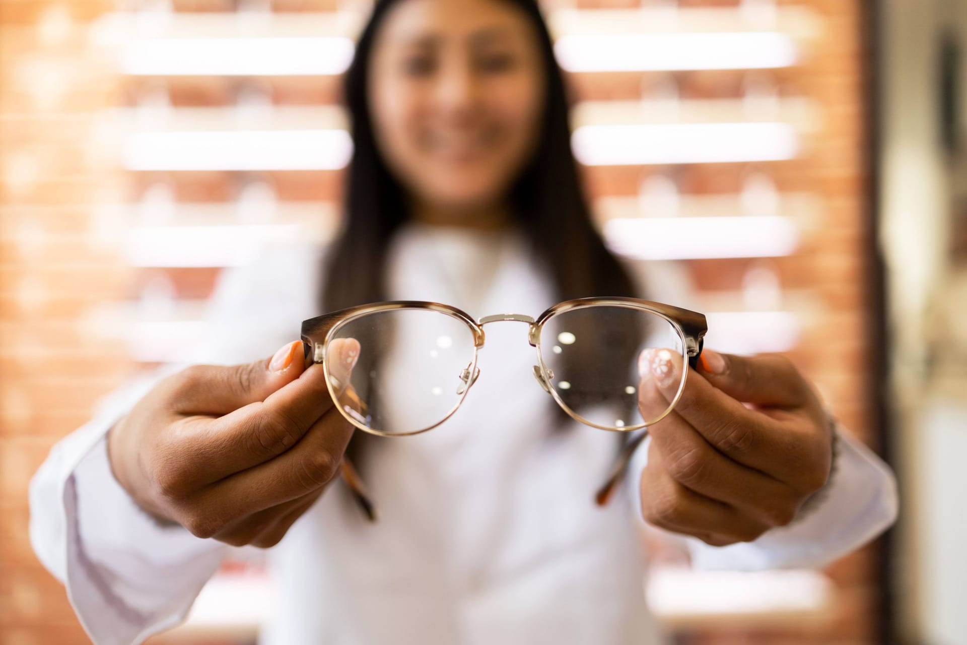 Optiker demonstriert eine Brille (Symbolbild): Beratung und Service spielen eine entscheidende Rolle bei der Wahl der passenden Sehhilfe.