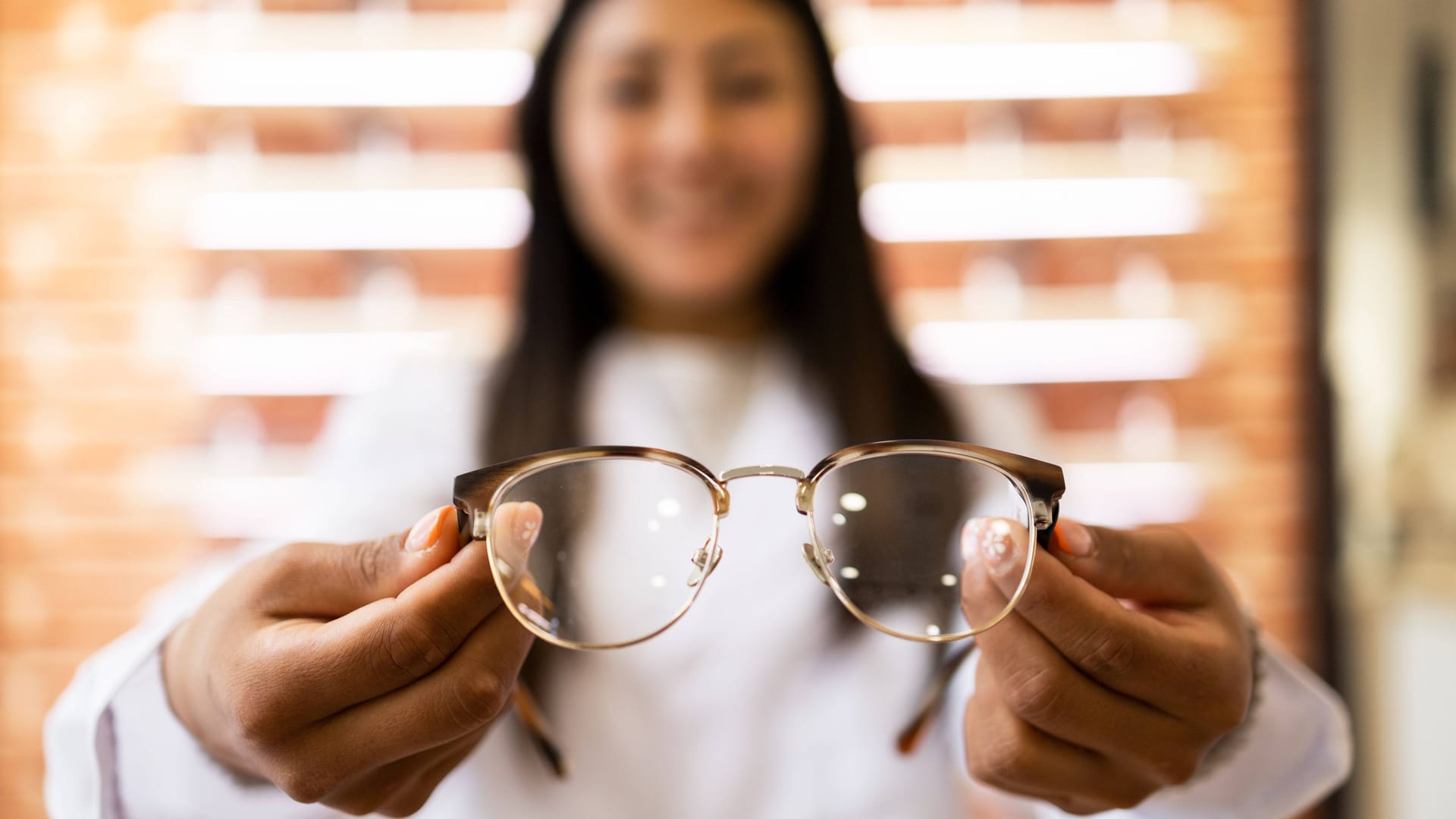 Optiker demonstriert eine Brille (Symbolbild): Beratung und Service spielen eine entscheidende Rolle bei der Wahl der passenden Sehhilfe.