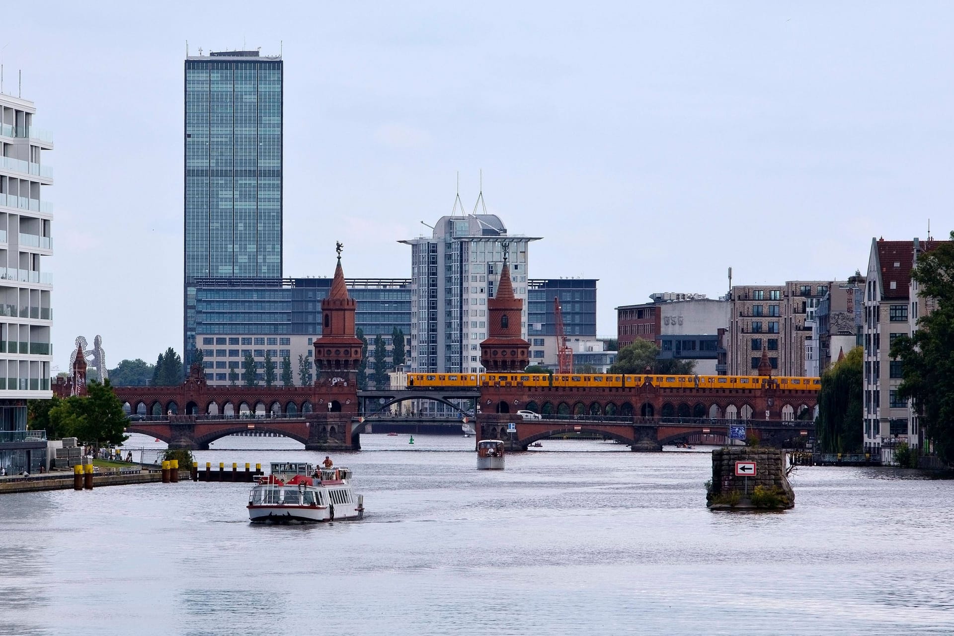 Die sogenannten Treptowers stehen direkt an der Spree und bezeichnen ein Gebäudekomplex, dessen markantester Teil ein 125 Meter hoher Turm ist. Das Hochhaus in Alt-Treptow gehörte lange der Allianz, seit 2024 sitzt die Deutsche Rentenversicherung in dem Komplex an der Elsenbrücke.