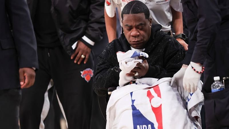 Tracy Morgan: Der Schauspieler wurde im Rollstuhl aus der Basketballspiel-Arena geschoben.