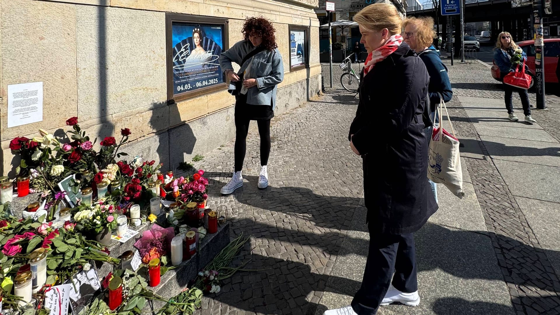 Franziska Giffey bei der Trauerbekundung für AnNa R. am Gedenkort am Theater des Westens.