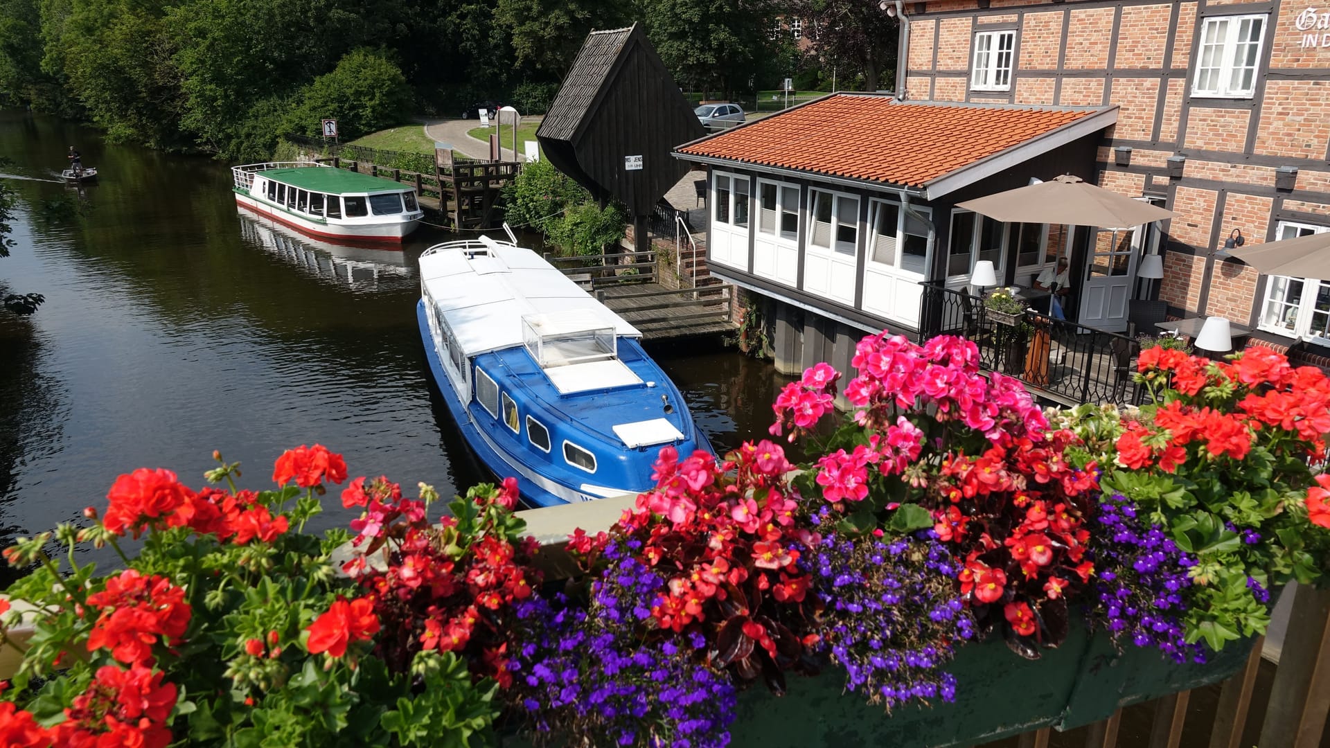 Blick auf die Medem, die in Bögen durch die Stadt verläuft.